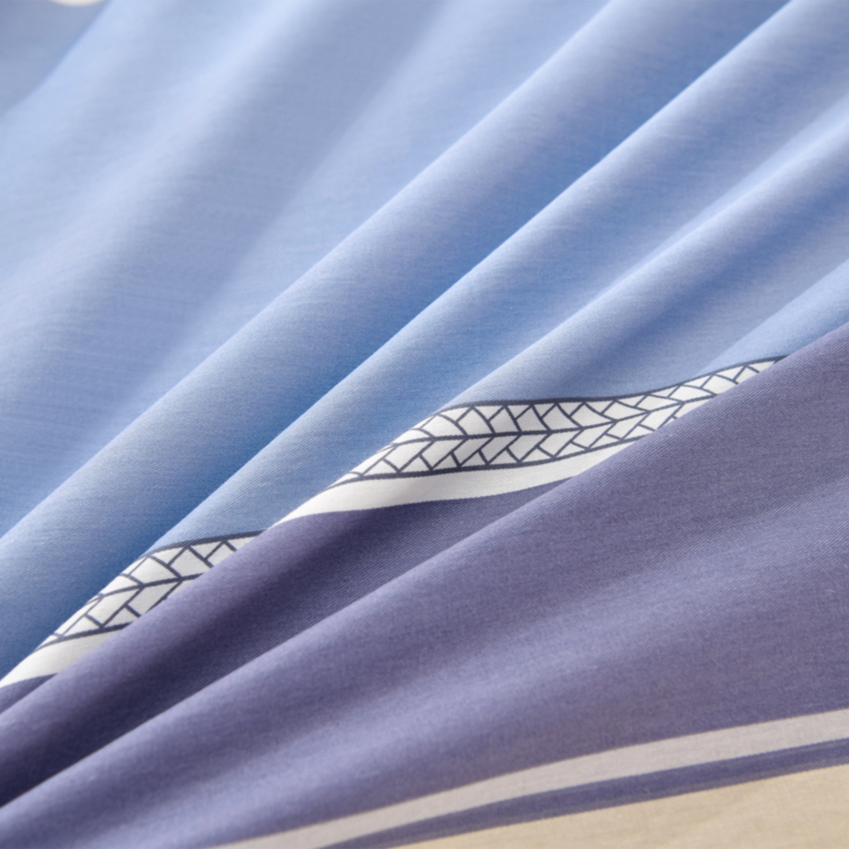 91家纺网 家纺一手货源 找家纺 绘萱家居 2025新款100%全棉床裙款斜纹印花四件套 安吉