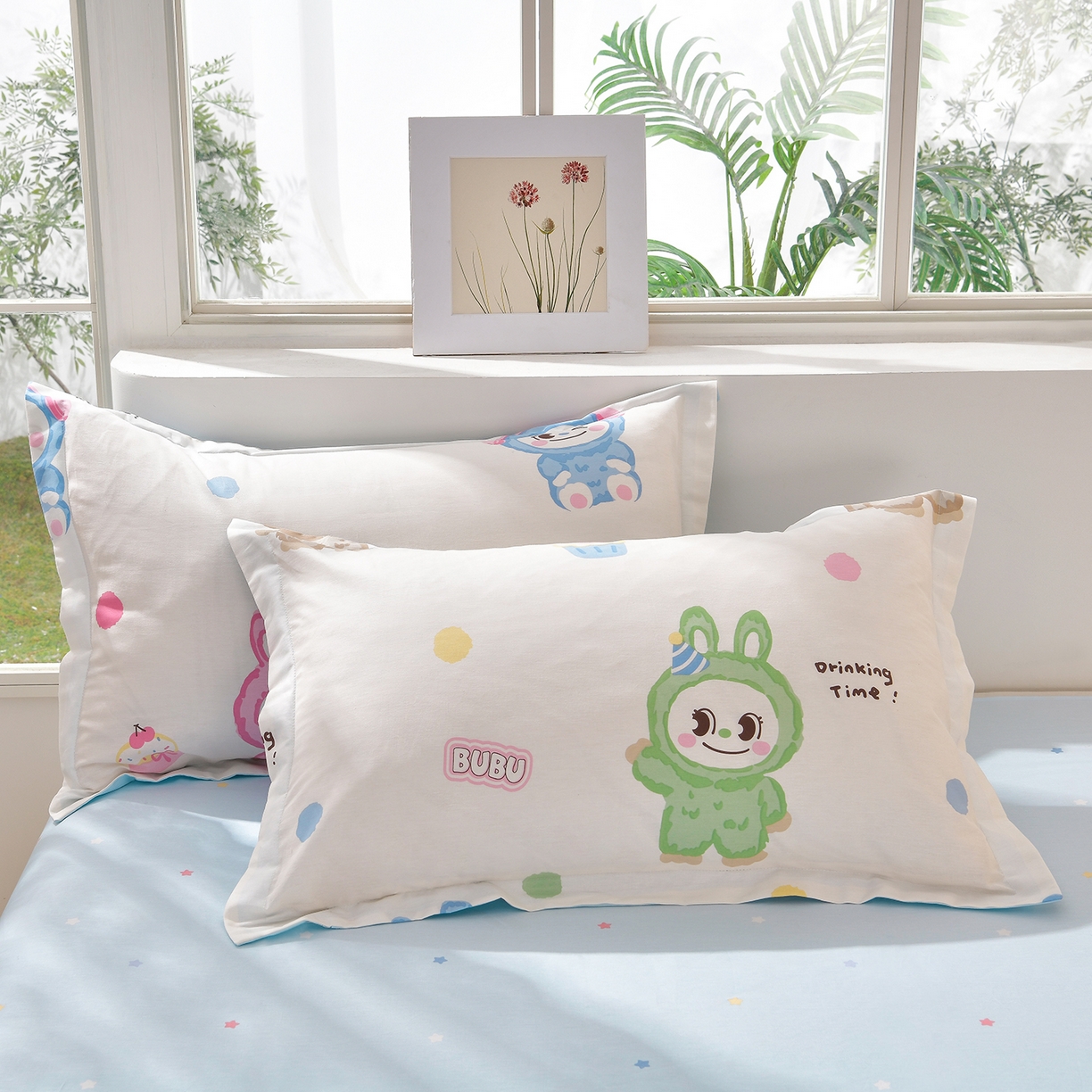 91家纺网 家纺一手货源 找家纺 绘萱家居 2025新款100%全棉床裙款斜纹印花四件套 潮布偶