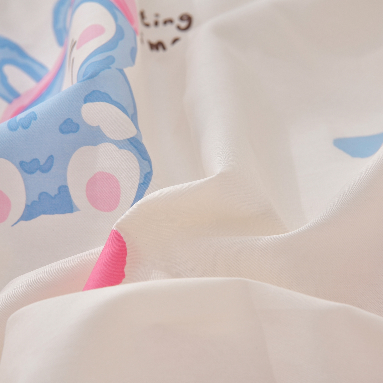 91家纺网 家纺一手货源 找家纺 绘萱家居 2025新款100%全棉床裙款斜纹印花四件套 潮布偶