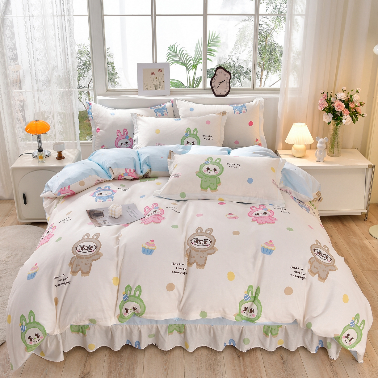 91家纺网 家纺一手货源 找家纺 绘萱家居 2025新款100%全棉床裙款斜纹印花四件套 潮布偶