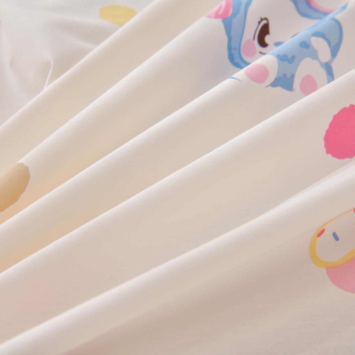 91家纺网 家纺一手货源 找家纺 绘萱家居 2025新款100%全棉床裙款斜纹印花四件套 潮布偶