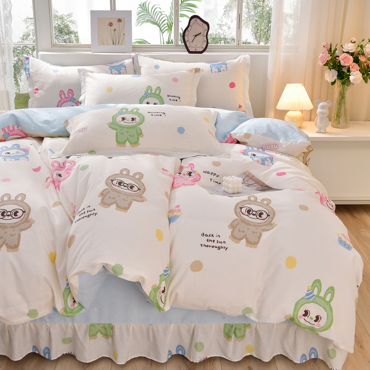 91家纺网 家纺一手货源 找家纺 绘萱家居 2025新款100%全棉床裙款斜纹印花四件套 潮布偶