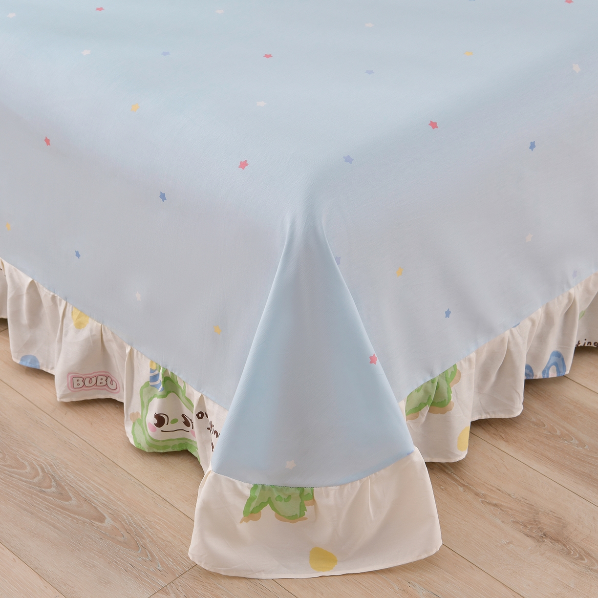 91家纺网 家纺一手货源 找家纺 绘萱家居 2025新款100%全棉床裙款斜纹印花四件套 潮布偶