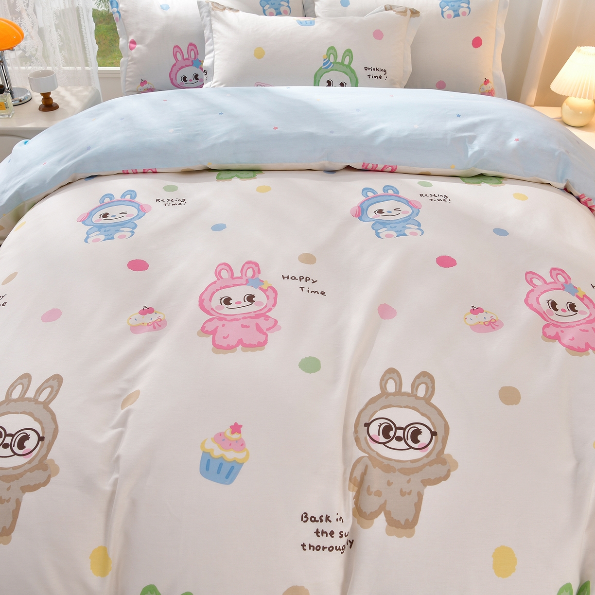 91家纺网 家纺一手货源 找家纺 绘萱家居 2025新款100%全棉床裙款斜纹印花四件套 潮布偶