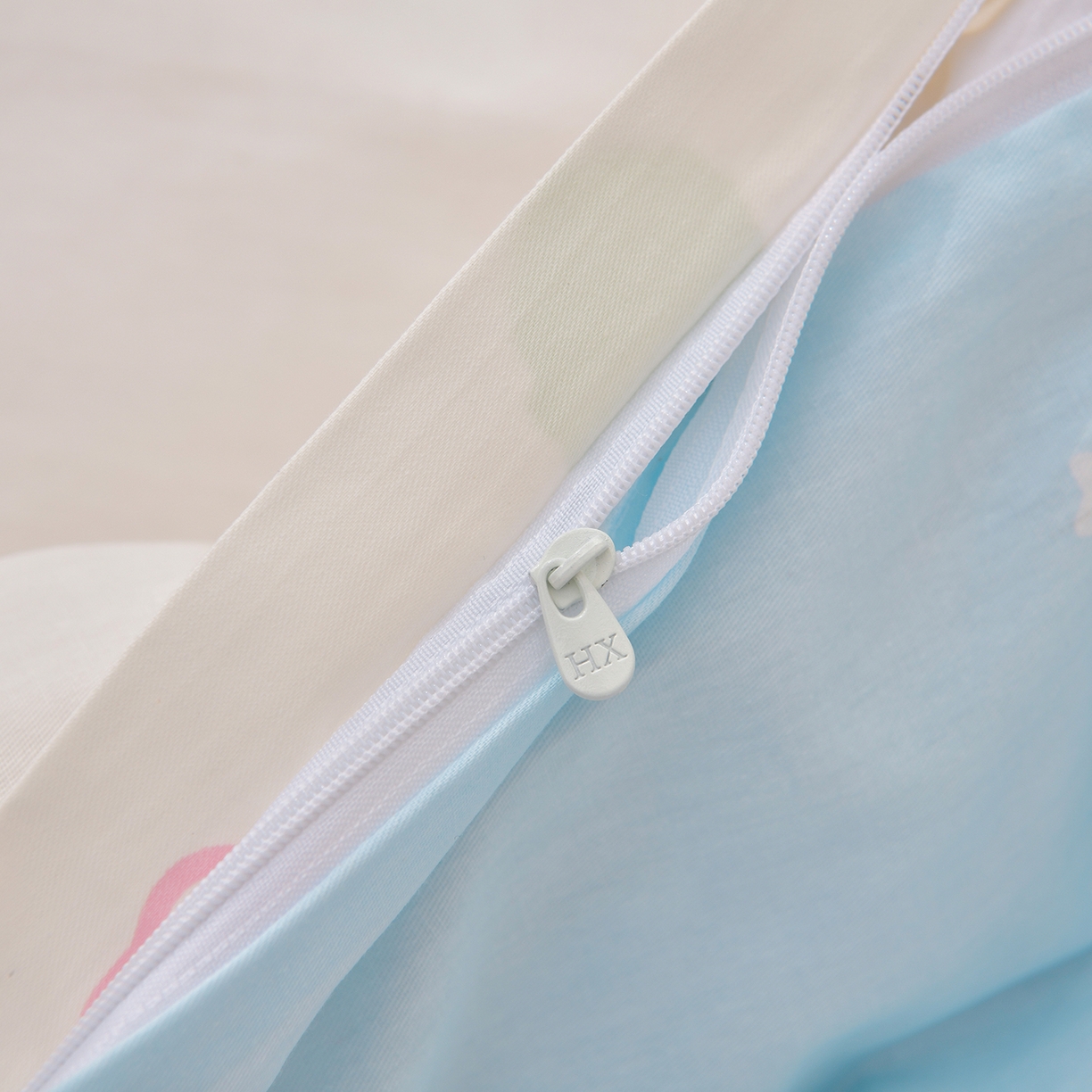 91家纺网 家纺一手货源 找家纺 绘萱家居 2025新款100%全棉床裙款斜纹印花四件套 潮布偶