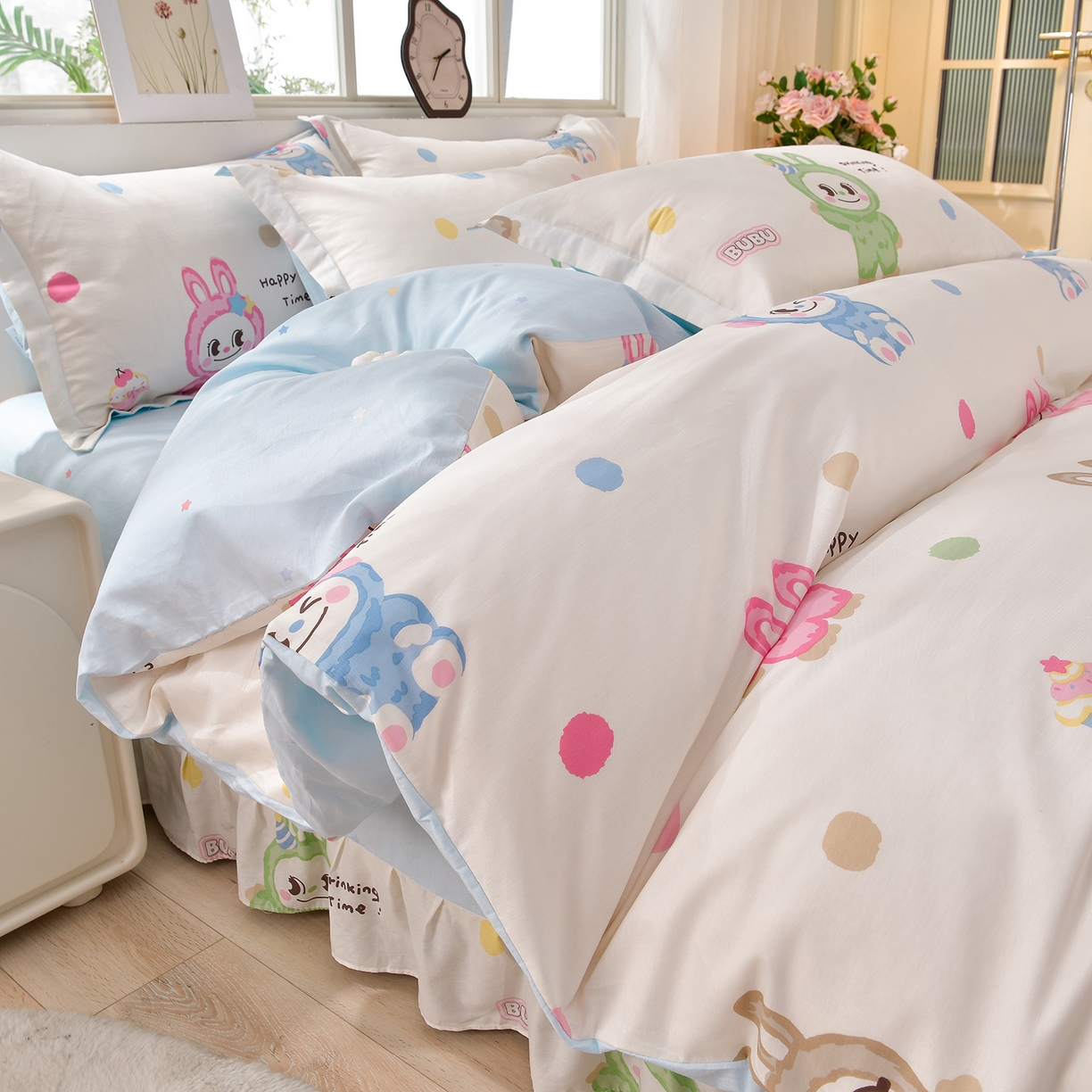 91家纺网 家纺一手货源 找家纺 绘萱家居 2025新款100%全棉床裙款斜纹印花四件套 潮布偶