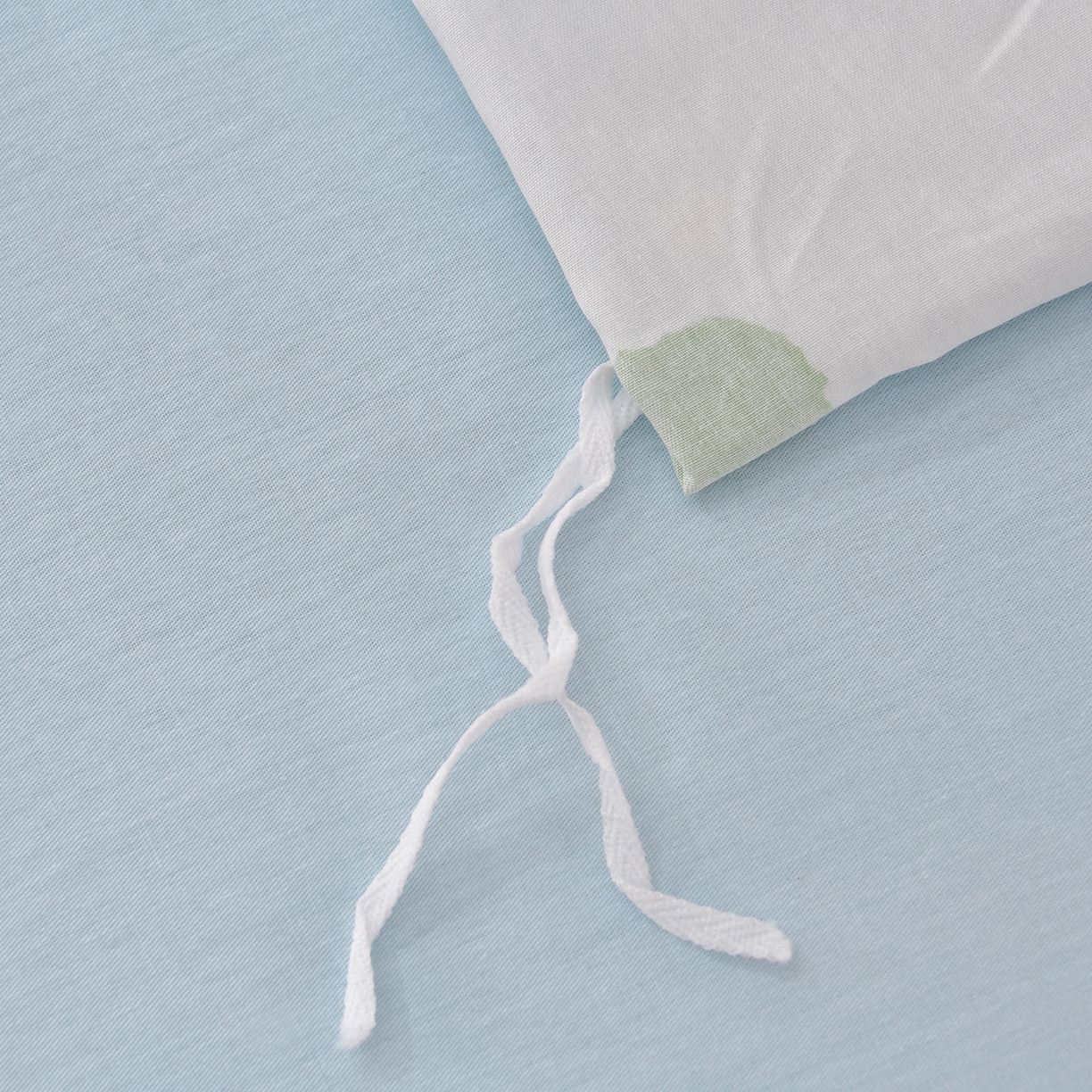 91家纺网 家纺一手货源 找家纺 绘萱家居 2025新款100%全棉床裙款斜纹印花四件套 潮布偶