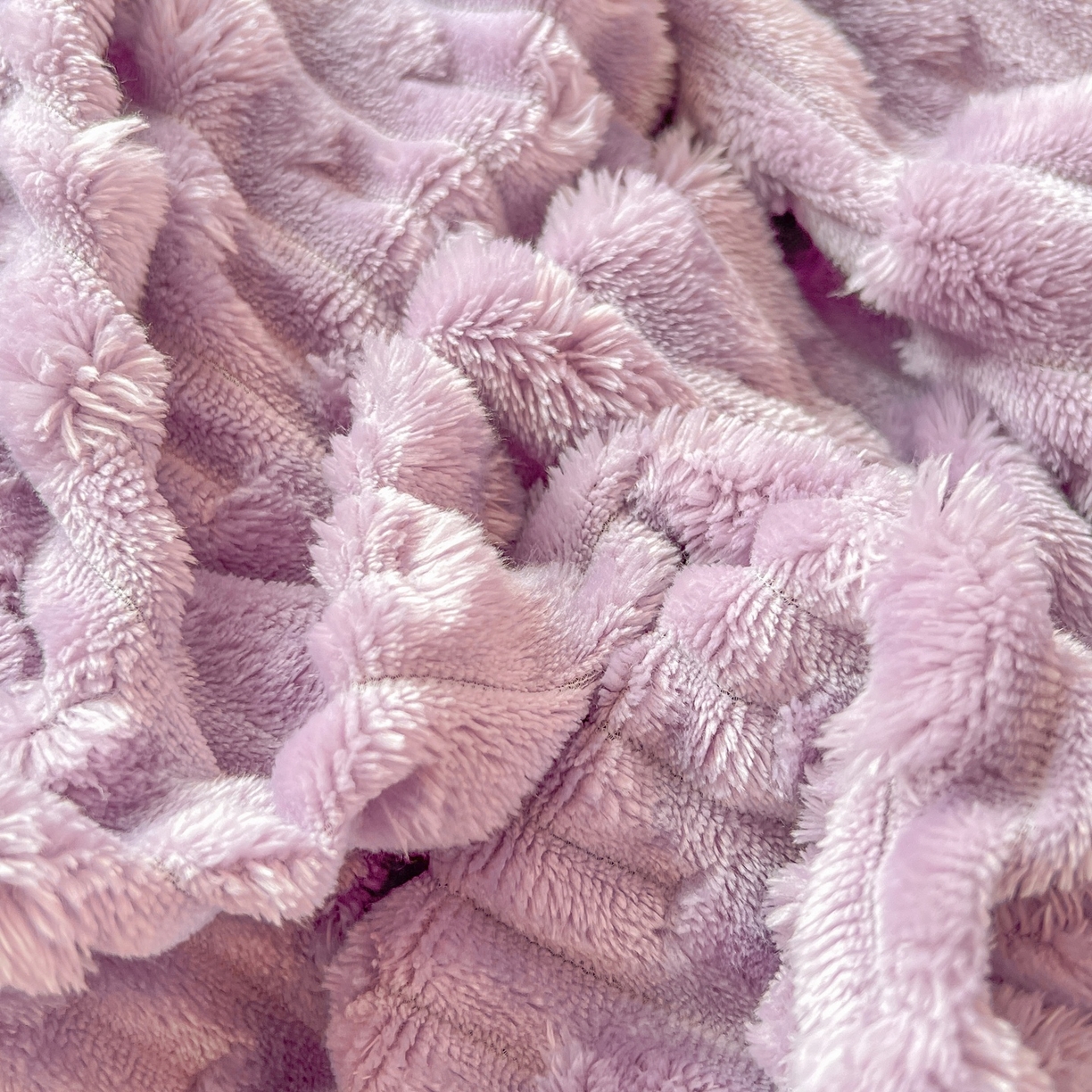 91家纺网 家纺一手货源 找家纺 爱彼家纺 2025新款糖果色兔兔绒套件秋冬加厚牛奶绒四件套-场景二 盈紫紫