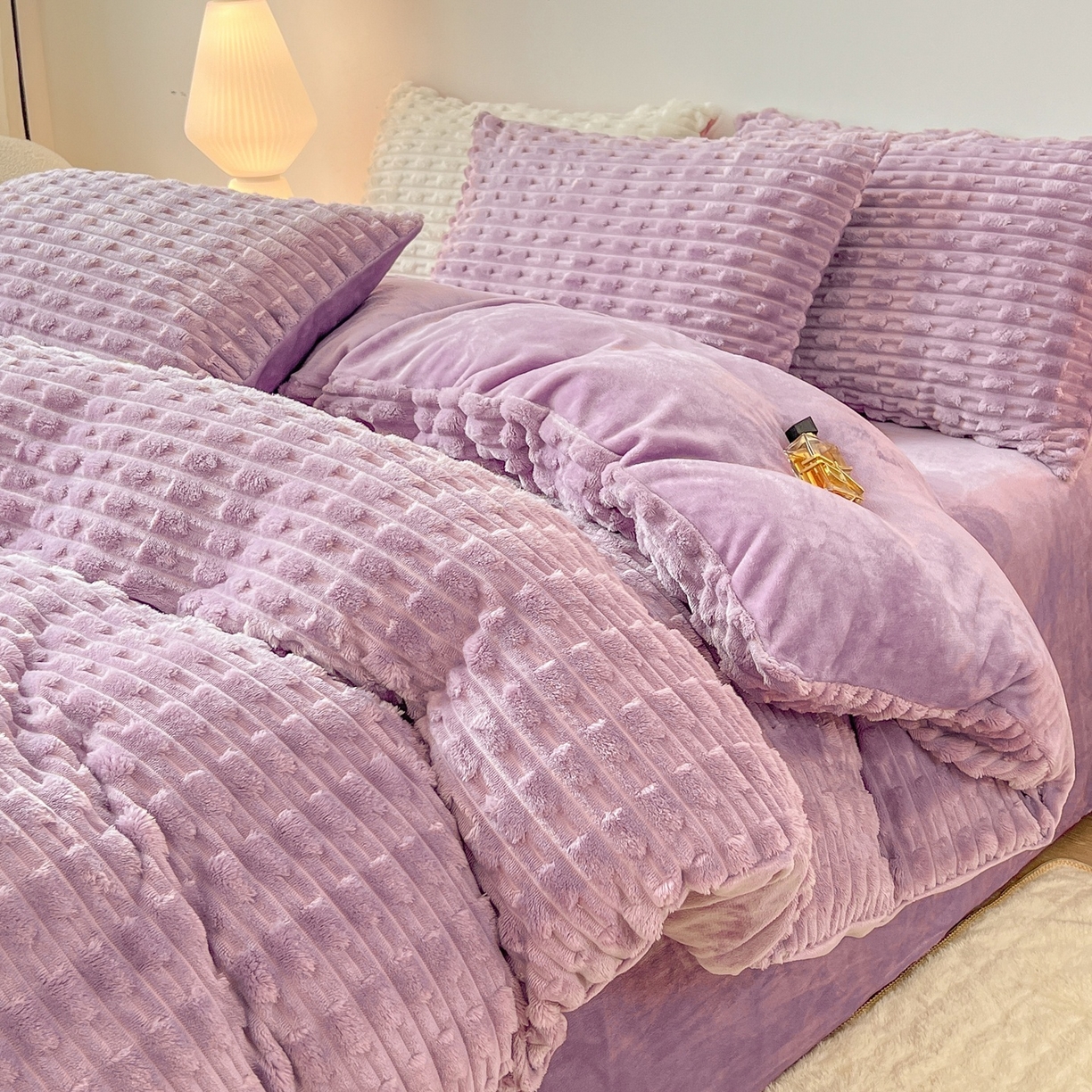 91家纺网 家纺一手货源 找家纺 爱彼家纺 2025新款糖果色兔兔绒套件秋冬加厚牛奶绒四件套-场景二 盈紫紫