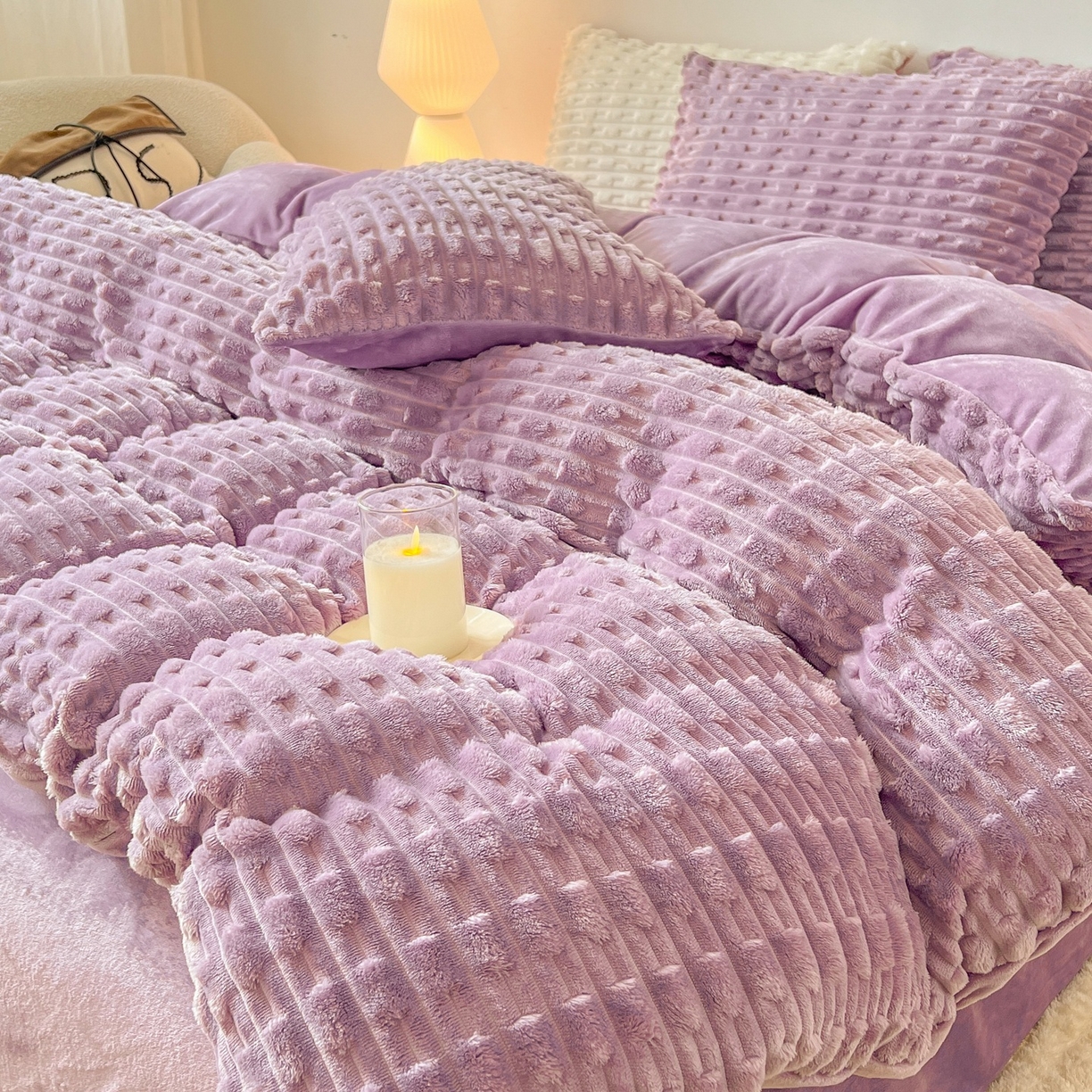 91家纺网 家纺一手货源 找家纺 爱彼家纺 2025新款糖果色兔兔绒套件秋冬加厚牛奶绒四件套-场景二 盈紫紫