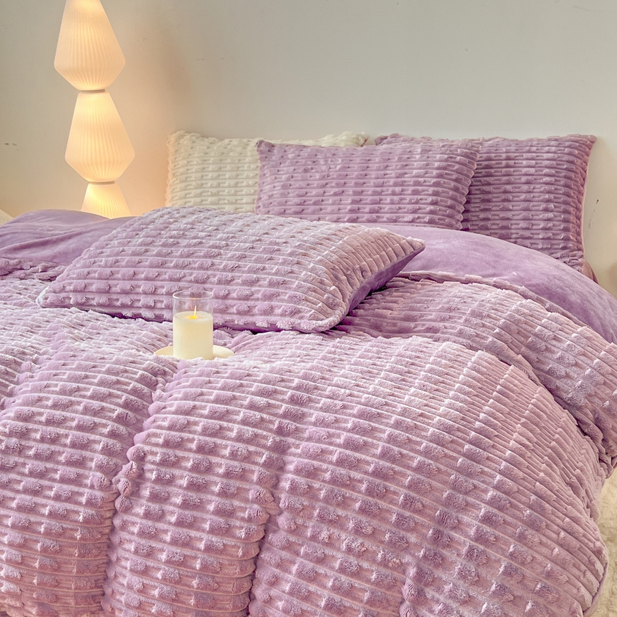 91家纺网 家纺一手货源 找家纺 爱彼家纺 2025新款糖果色兔兔绒套件秋冬加厚牛奶绒四件套-场景二 盈紫紫