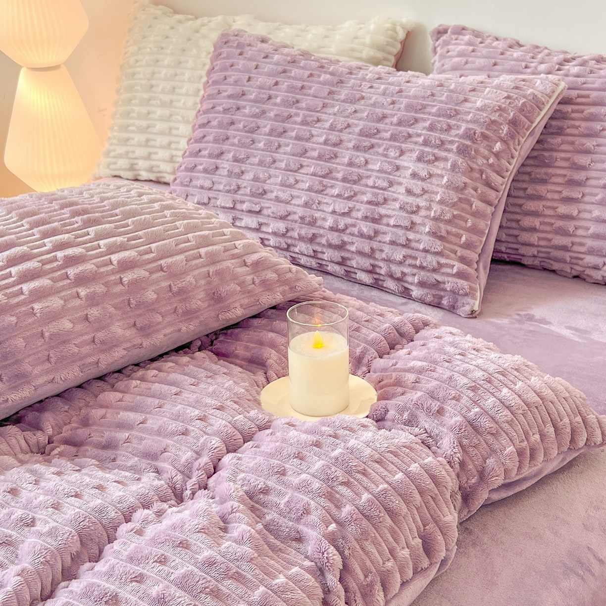 91家纺网 家纺一手货源 找家纺 爱彼家纺 2025新款糖果色兔兔绒套件秋冬加厚牛奶绒四件套-场景二 盈紫紫