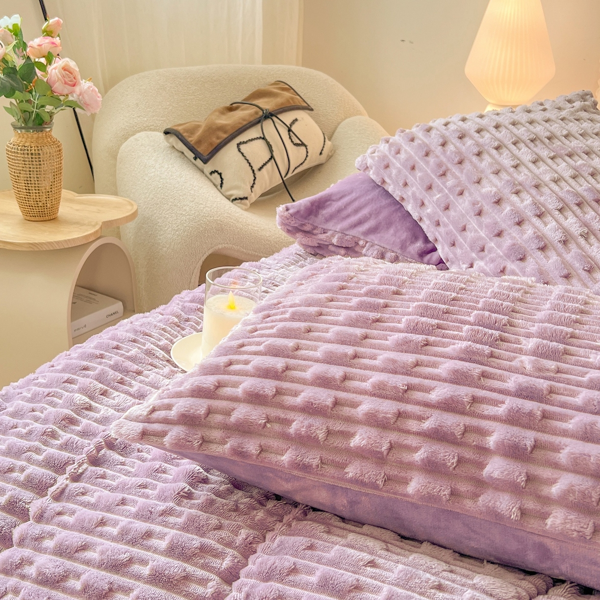 91家纺网 家纺一手货源 找家纺 爱彼家纺 2025新款糖果色兔兔绒套件秋冬加厚牛奶绒四件套-场景二 盈紫紫