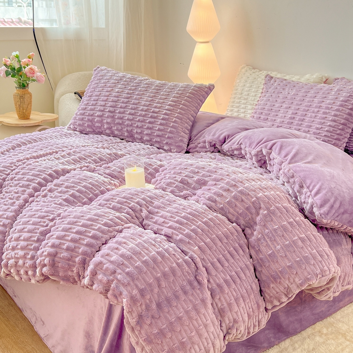 91家纺网 家纺一手货源 找家纺 爱彼家纺 2025新款糖果色兔兔绒套件秋冬加厚牛奶绒四件套-场景二 盈紫紫