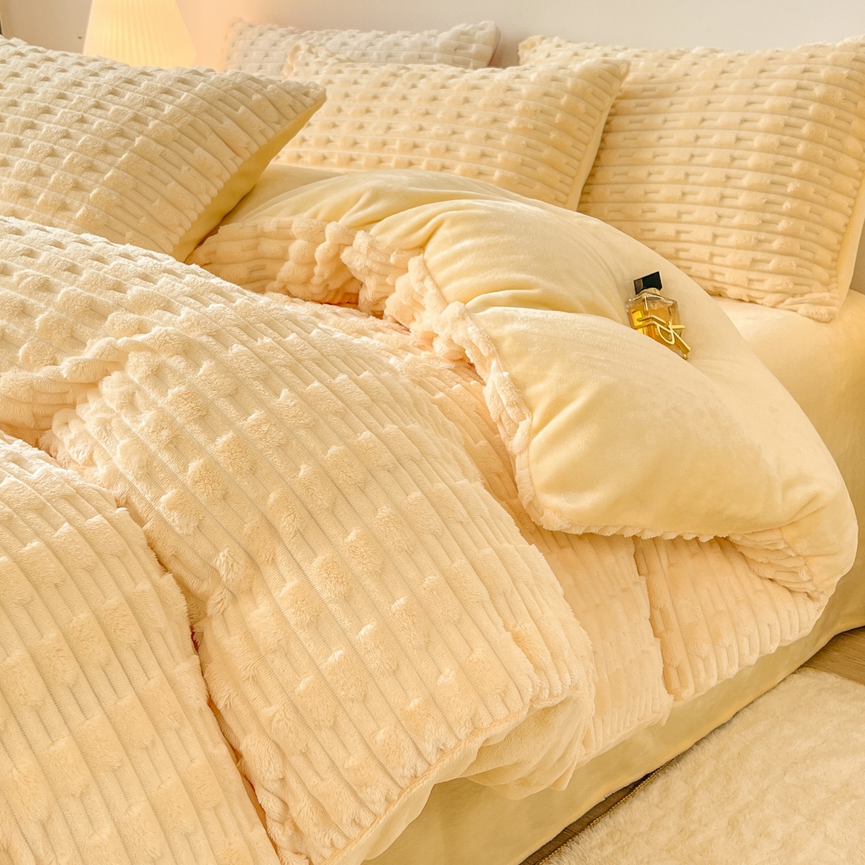 爱彼家纺 2025新款糖果色兔兔绒套件秋冬加厚牛奶绒四件套-场景二 暖黄黄