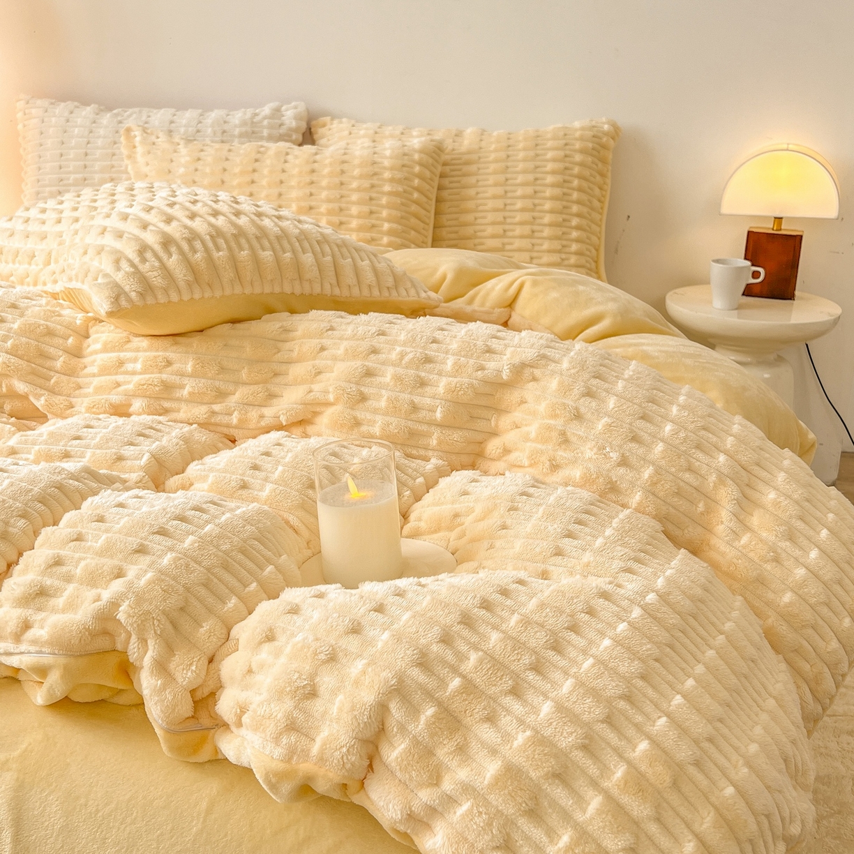 91家纺网 家纺一手货源 找家纺 爱彼家纺 2025新款糖果色兔兔绒套件秋冬加厚牛奶绒四件套-场景二 暖黄黄