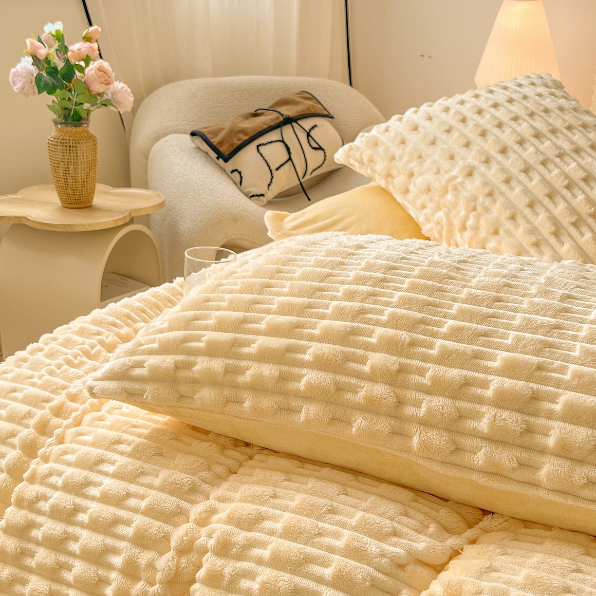 91家纺网 家纺一手货源 找家纺 爱彼家纺 2025新款糖果色兔兔绒套件秋冬加厚牛奶绒四件套-场景二 暖黄黄