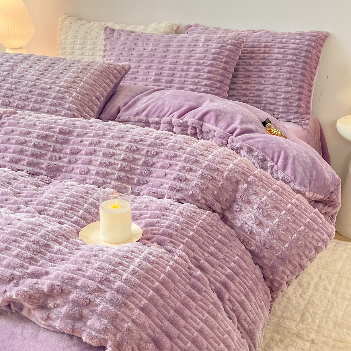 91家纺网 家纺一手货源 找家纺 爱彼家纺 2025新款糖果色兔兔绒套件秋冬加厚牛奶绒四件套-场景二 盈紫紫