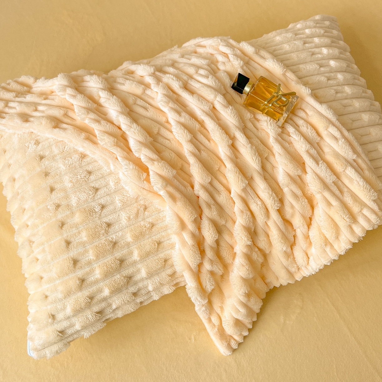 91家纺网 家纺一手货源 找家纺 爱彼家纺 2025新款糖果色兔兔绒套件秋冬加厚牛奶绒四件套-场景二 暖黄黄