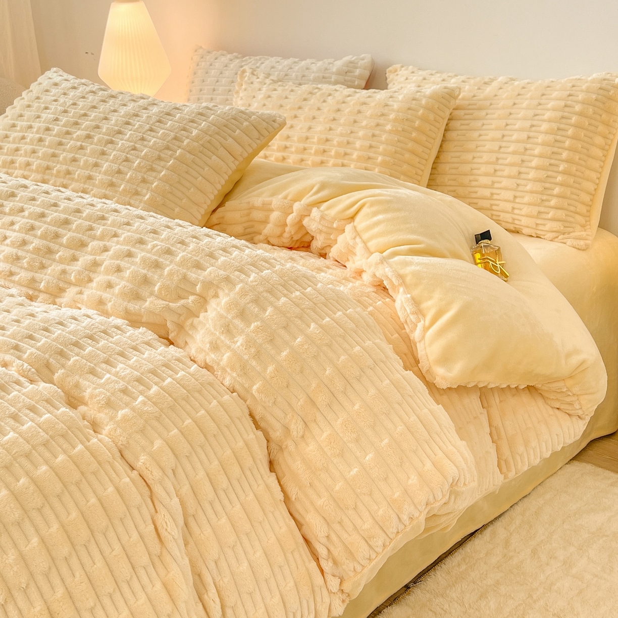 91家纺网 家纺一手货源 找家纺 爱彼家纺 2025新款糖果色兔兔绒套件秋冬加厚牛奶绒四件套-场景二 暖黄黄