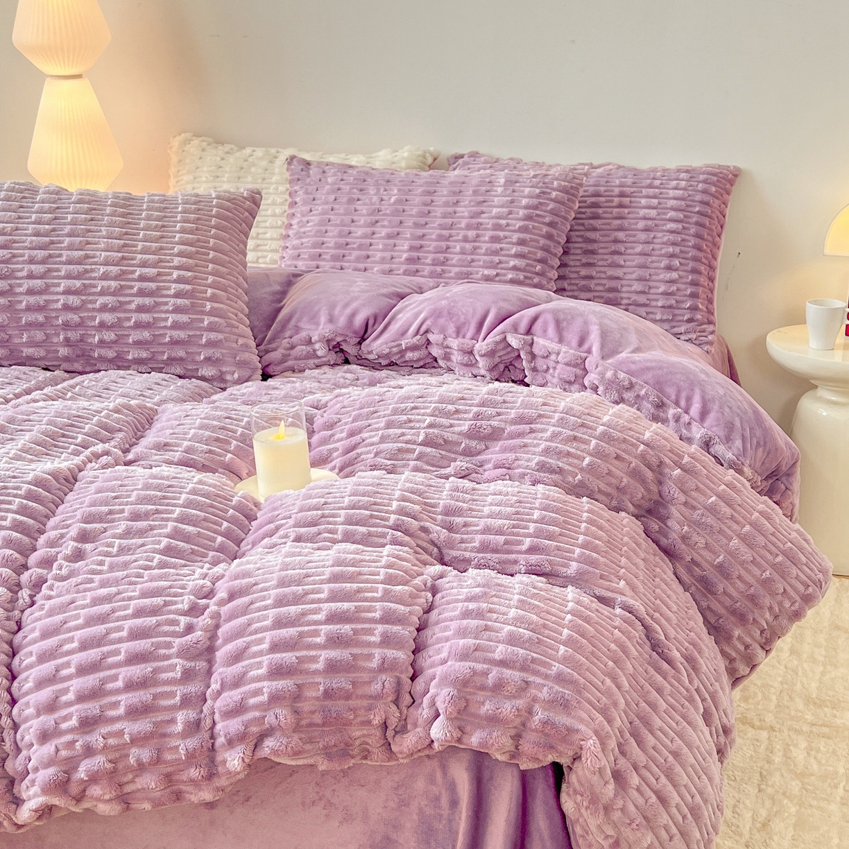 91家纺网 家纺一手货源 找家纺 爱彼家纺 2025新款糖果色兔兔绒套件秋冬加厚牛奶绒四件套-场景二 盈紫紫