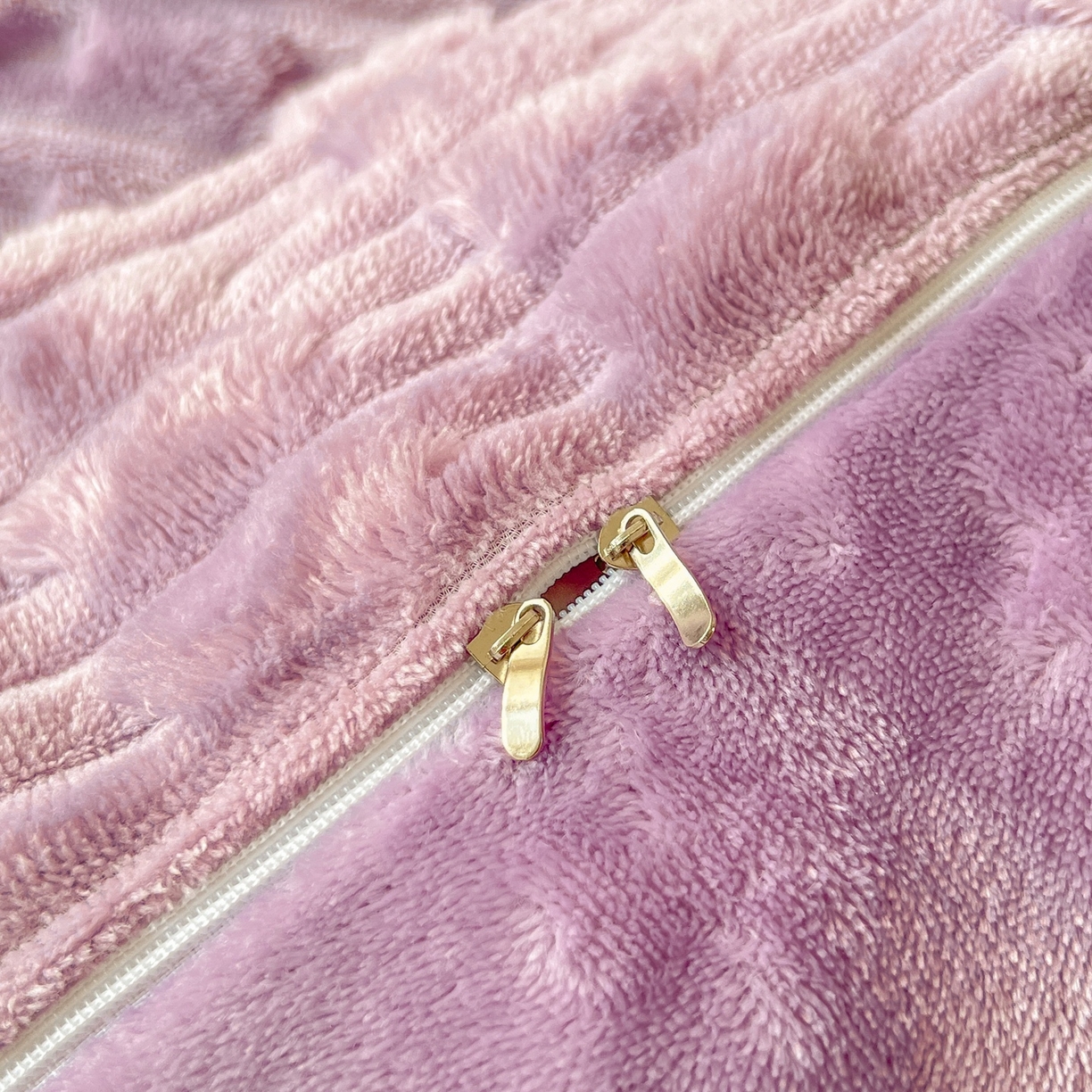 91家纺网 家纺一手货源 找家纺 爱彼家纺 2025新款糖果色兔兔绒套件秋冬加厚牛奶绒四件套-场景二 盈紫紫