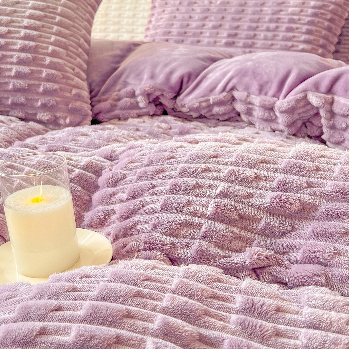 91家纺网 家纺一手货源 找家纺 爱彼家纺 2025新款糖果色兔兔绒套件秋冬加厚牛奶绒四件套-场景二 盈紫紫