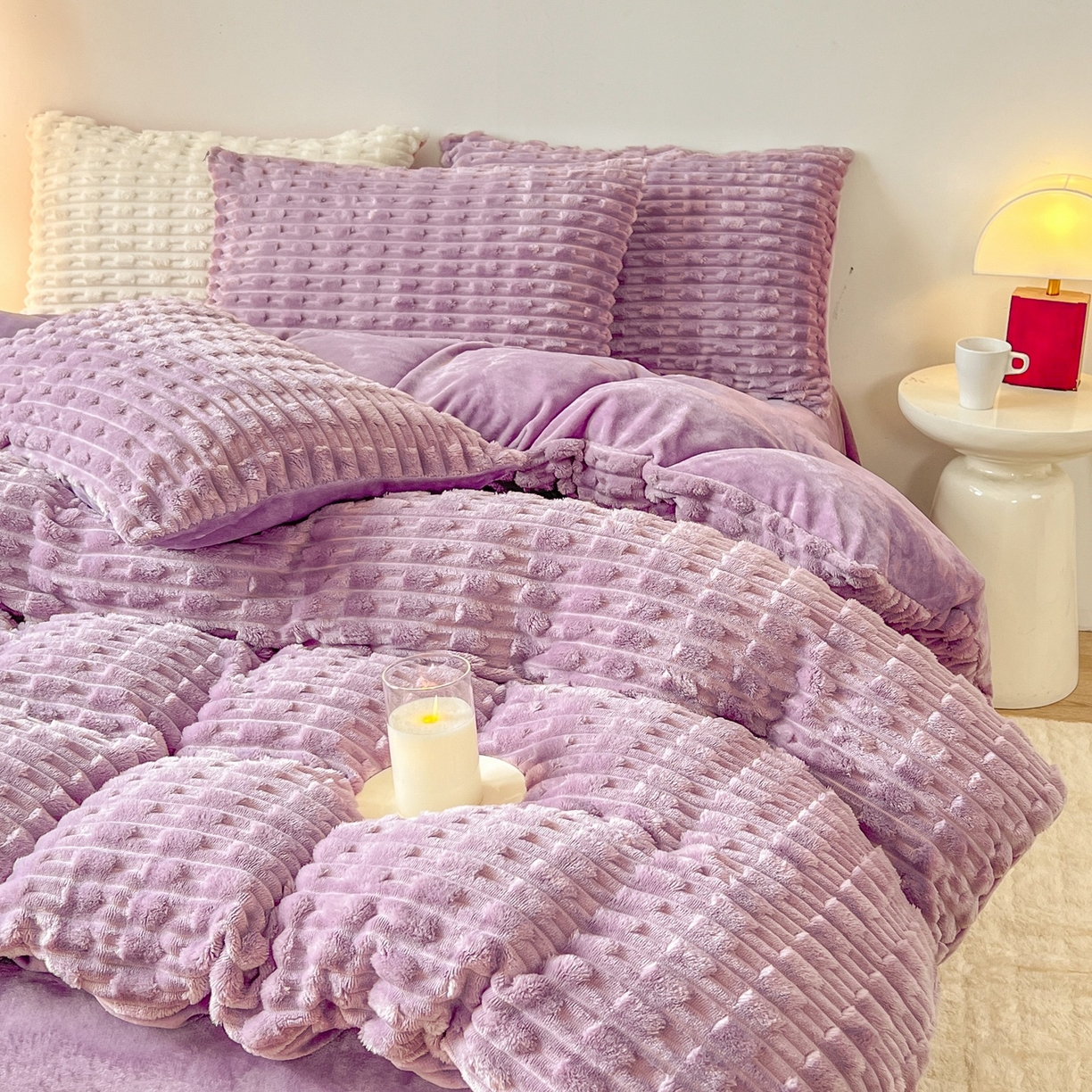 91家纺网 家纺一手货源 找家纺 爱彼家纺 2025新款糖果色兔兔绒套件秋冬加厚牛奶绒四件套-场景二 盈紫紫