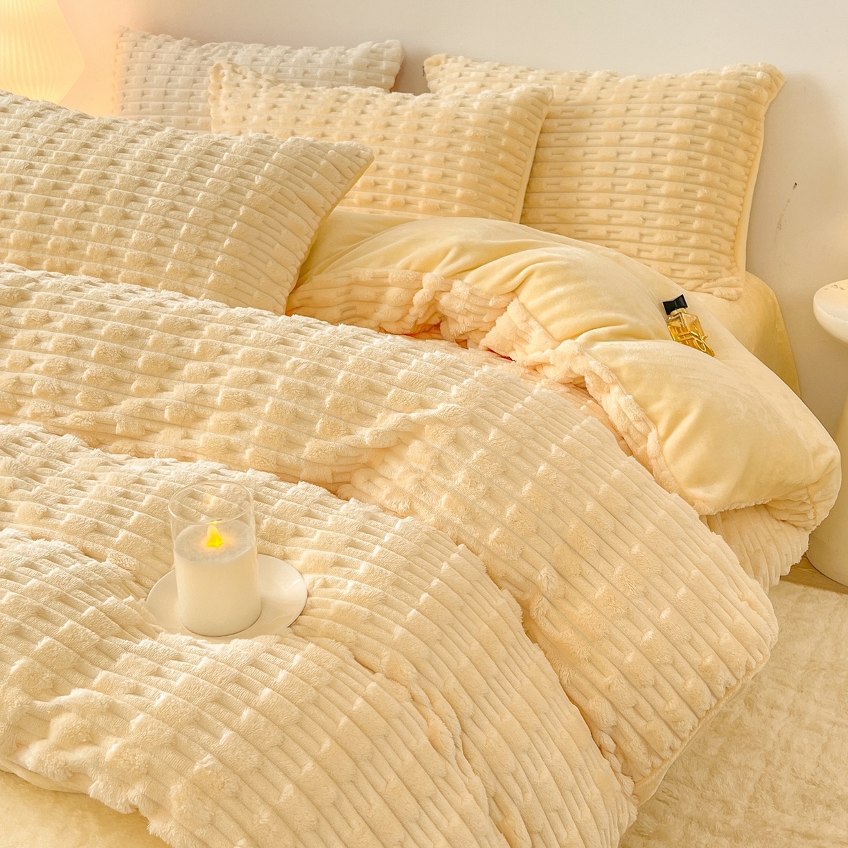 91家纺网 家纺一手货源 找家纺 爱彼家纺 2025新款糖果色兔兔绒套件秋冬加厚牛奶绒四件套-场景二 暖黄黄