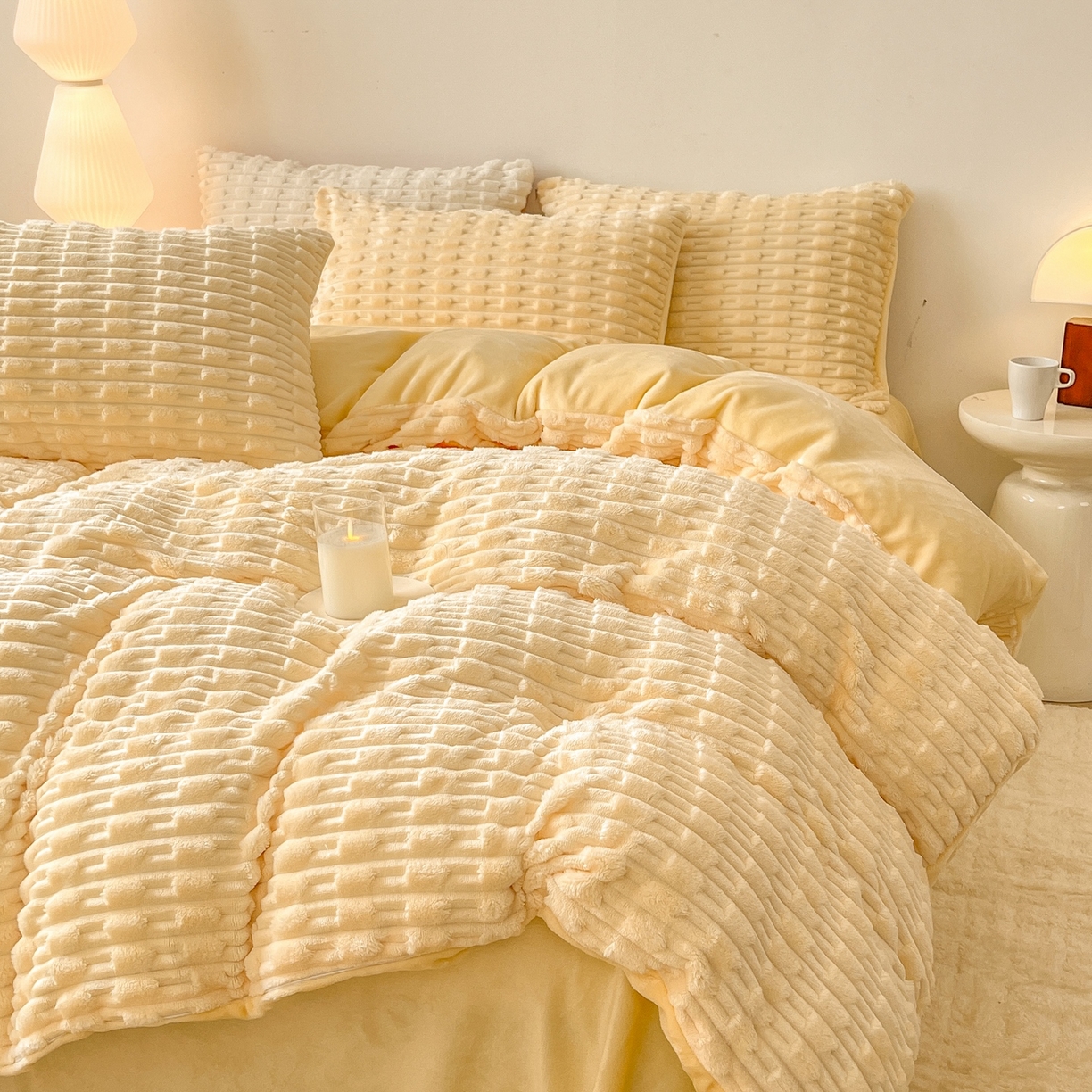 91家纺网 家纺一手货源 找家纺 爱彼家纺 2025新款糖果色兔兔绒套件秋冬加厚牛奶绒四件套-场景二 暖黄黄