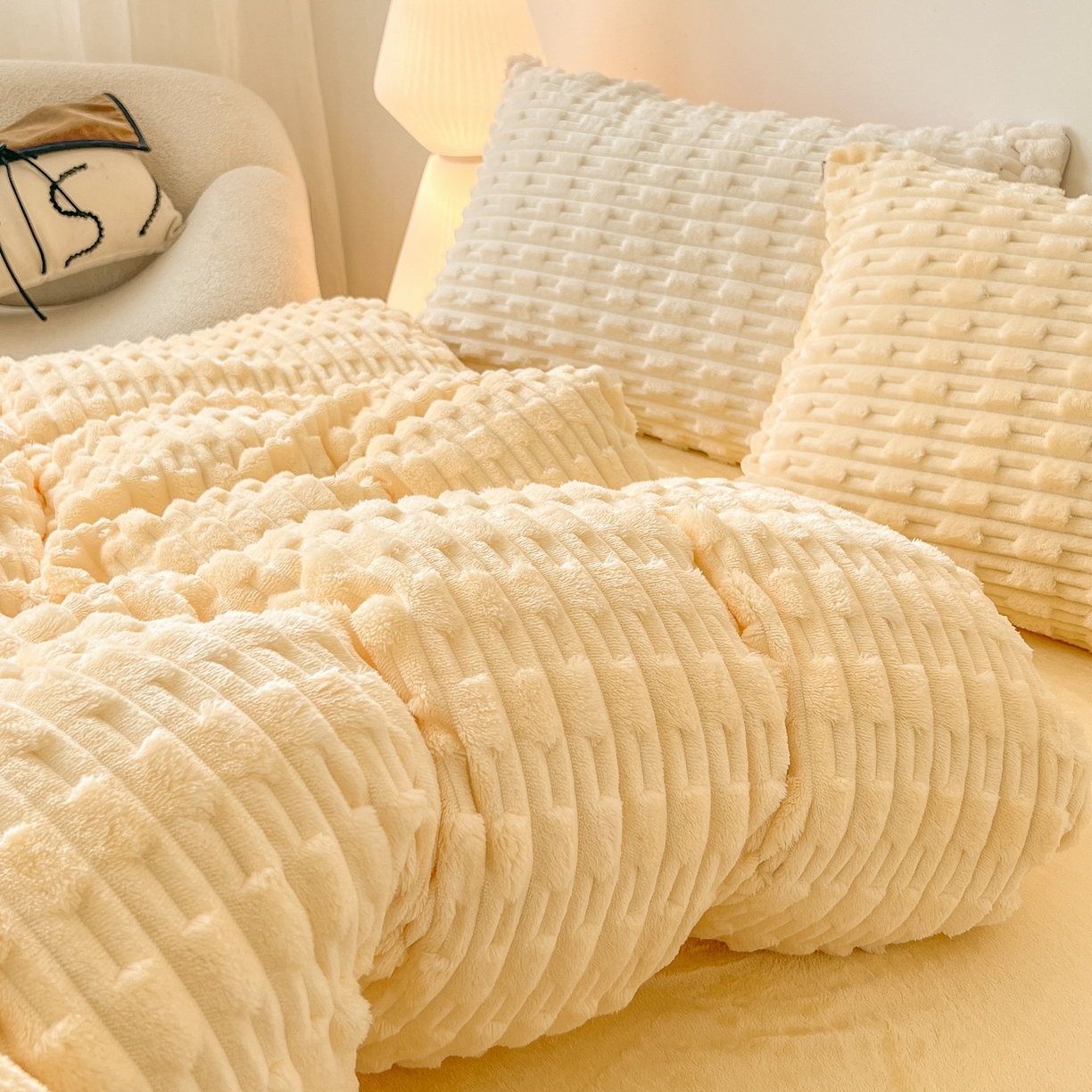 91家纺网 家纺一手货源 找家纺 爱彼家纺 2025新款糖果色兔兔绒套件秋冬加厚牛奶绒四件套-场景二 暖黄黄