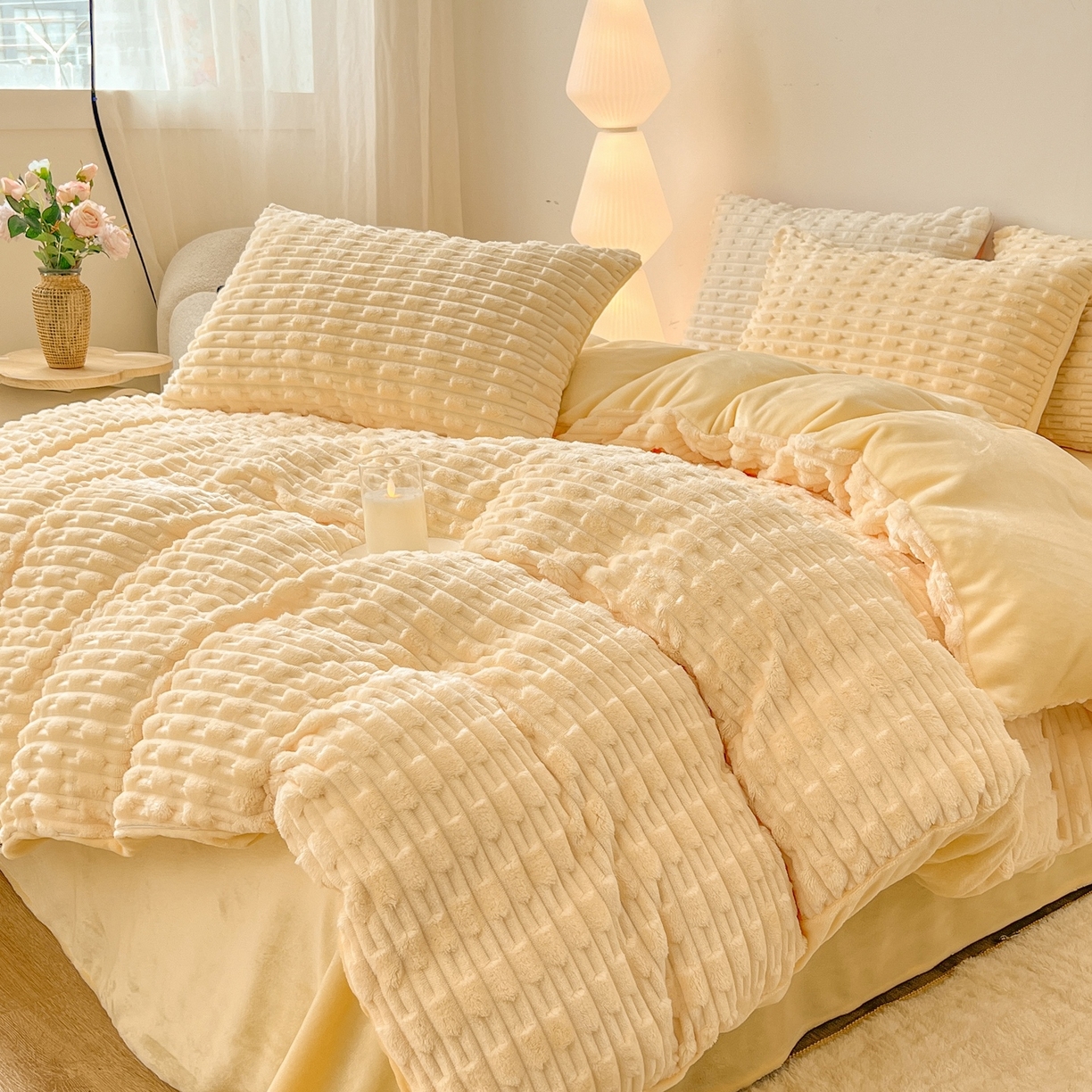 91家纺网 家纺一手货源 找家纺 爱彼家纺 2025新款糖果色兔兔绒套件秋冬加厚牛奶绒四件套-场景二 暖黄黄