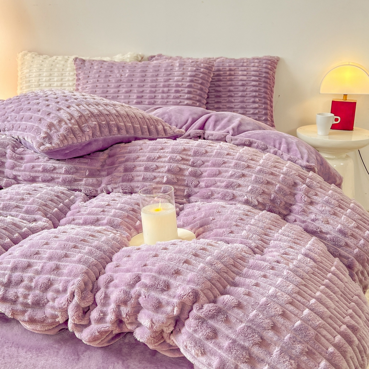 91家纺网 家纺一手货源 找家纺 爱彼家纺 2025新款糖果色兔兔绒套件秋冬加厚牛奶绒四件套-场景二 盈紫紫