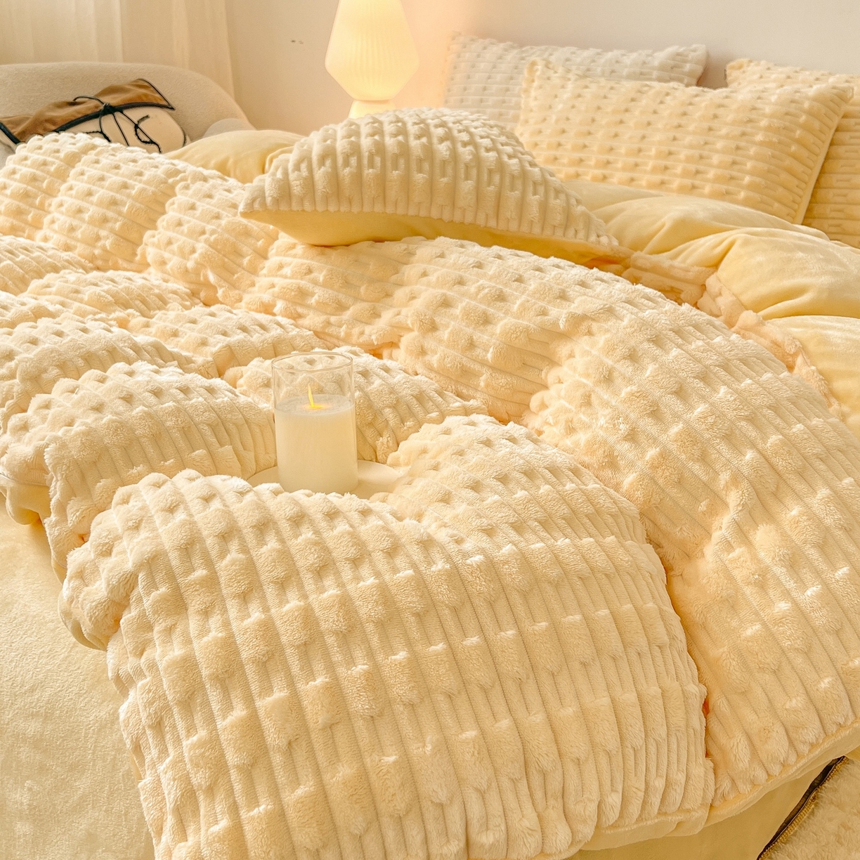 91家纺网 家纺一手货源 找家纺 爱彼家纺 2025新款糖果色兔兔绒套件秋冬加厚牛奶绒四件套-场景二 暖黄黄