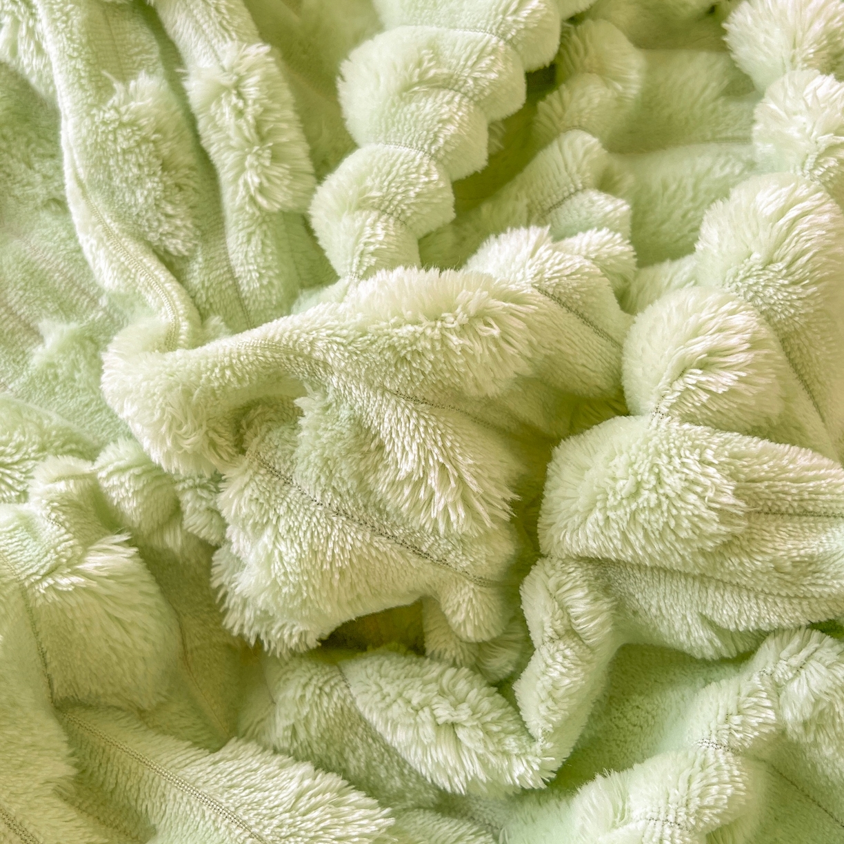 91家纺网 家纺一手货源 找家纺 爱彼家纺 2025新款糖果色兔兔绒套件秋冬加厚牛奶绒四件套-场景二 果绿绿