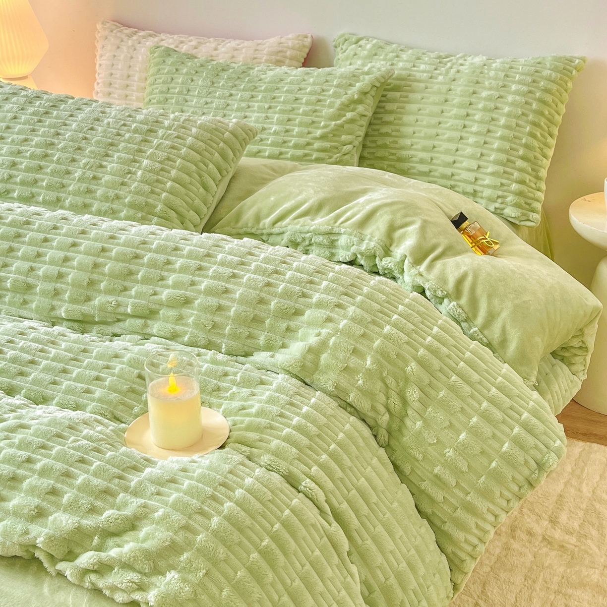 91家纺网 家纺一手货源 找家纺 爱彼家纺 2025新款糖果色兔兔绒套件秋冬加厚牛奶绒四件套-场景二 果绿绿