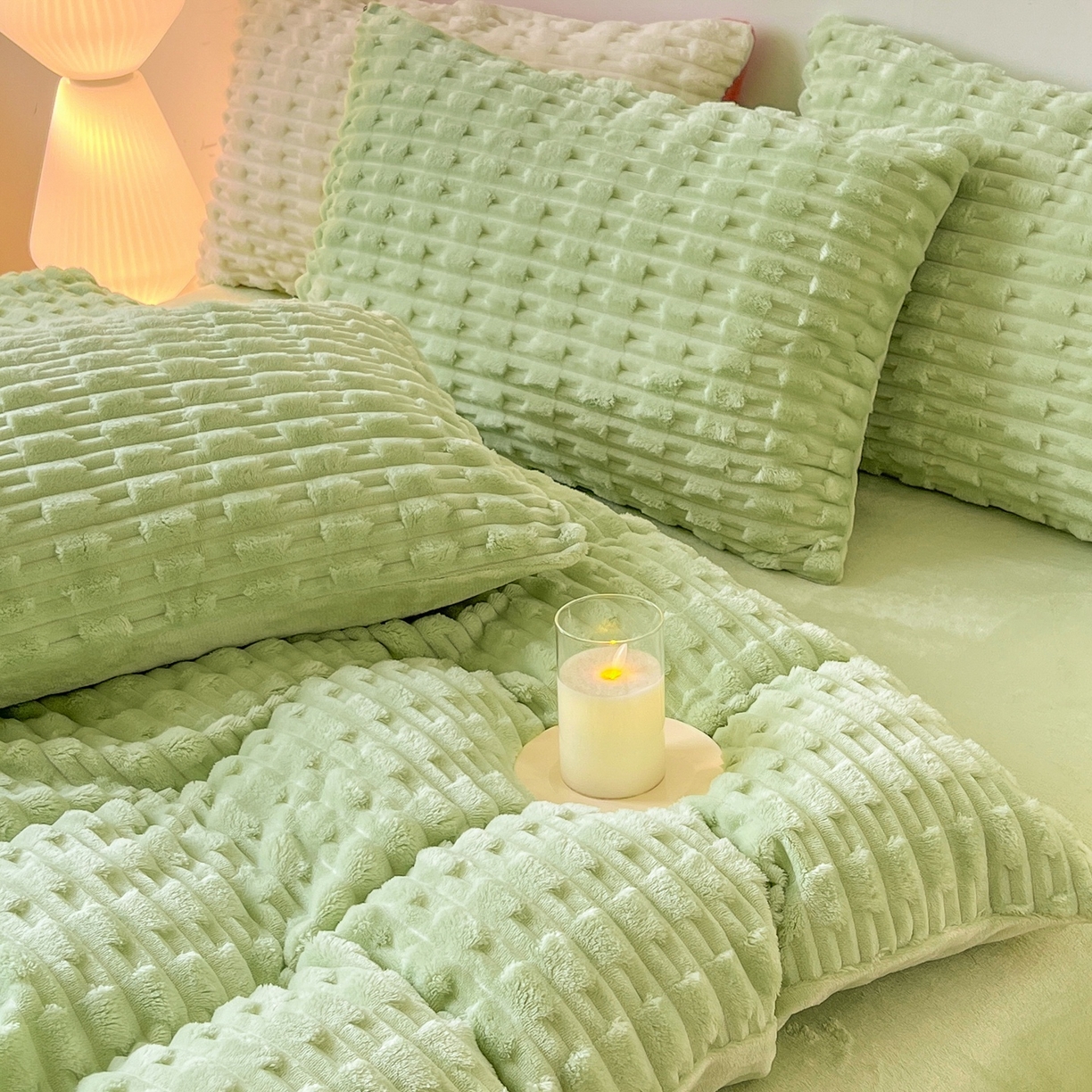 91家纺网 家纺一手货源 找家纺 爱彼家纺 2025新款糖果色兔兔绒套件秋冬加厚牛奶绒四件套-场景二 果绿绿