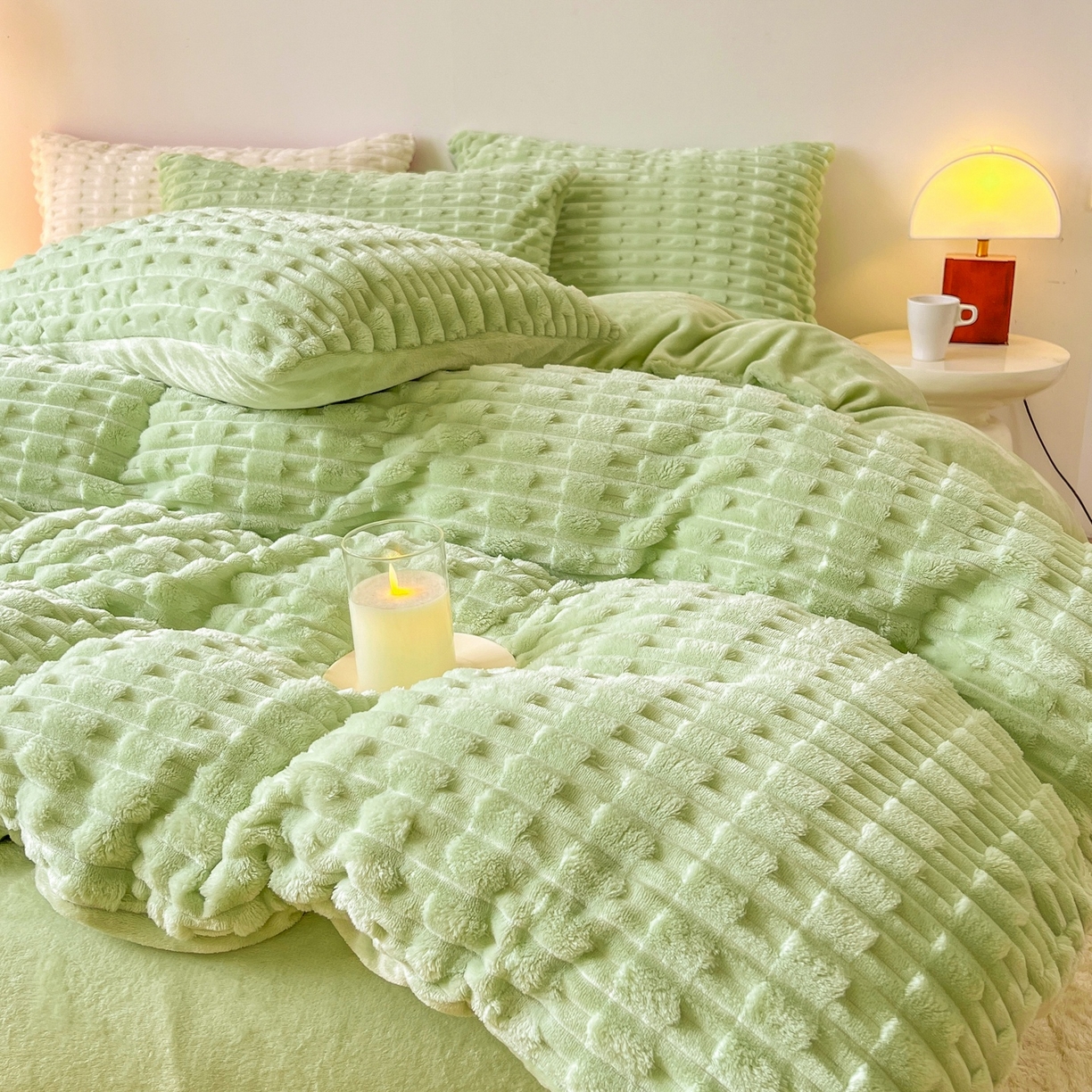 91家纺网 家纺一手货源 找家纺 爱彼家纺 2025新款糖果色兔兔绒套件秋冬加厚牛奶绒四件套-场景二 果绿绿