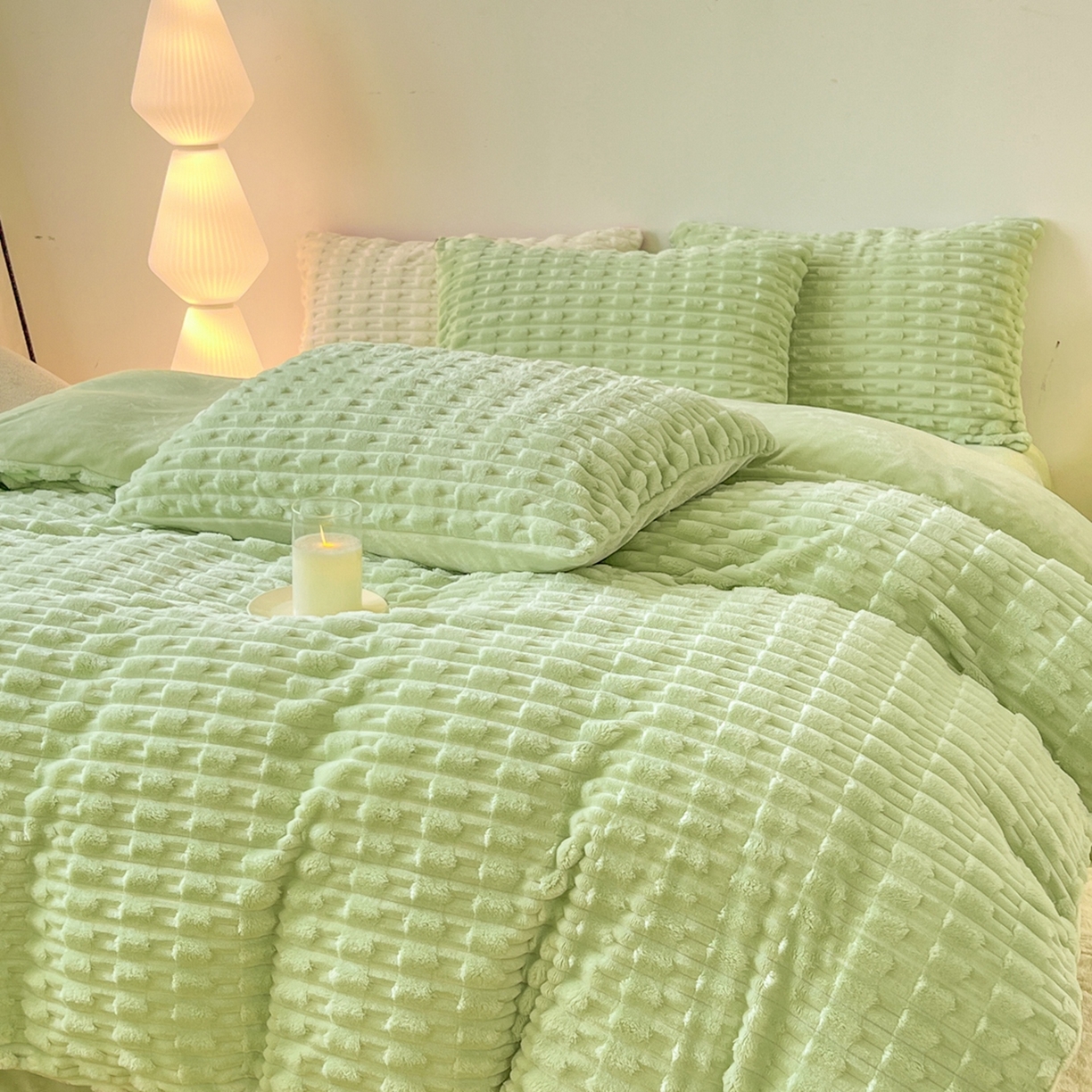 91家纺网 家纺一手货源 找家纺 爱彼家纺 2025新款糖果色兔兔绒套件秋冬加厚牛奶绒四件套-场景二 果绿绿