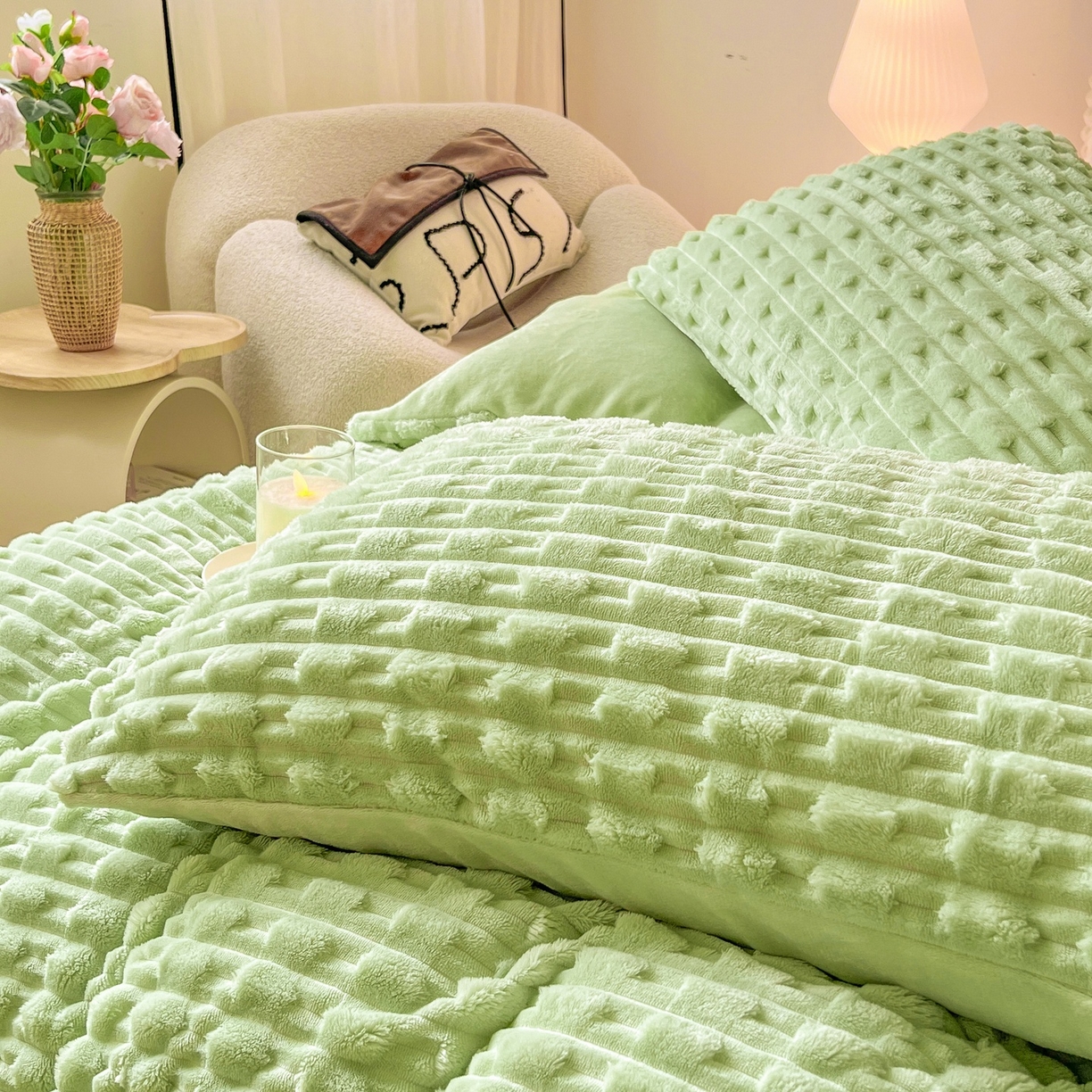 91家纺网 家纺一手货源 找家纺 爱彼家纺 2025新款糖果色兔兔绒套件秋冬加厚牛奶绒四件套-场景二 果绿绿