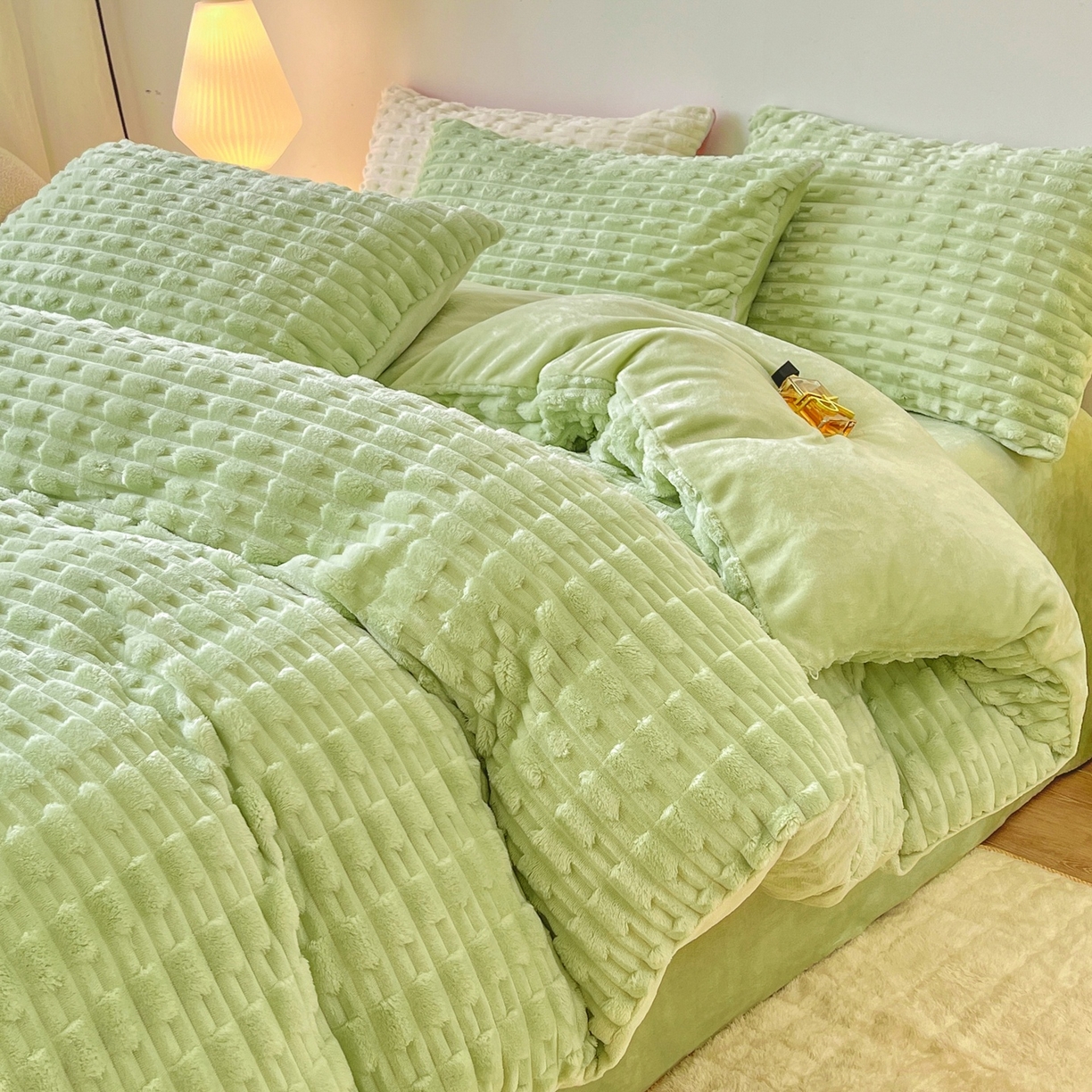 91家纺网 家纺一手货源 找家纺 爱彼家纺 2025新款糖果色兔兔绒套件秋冬加厚牛奶绒四件套-场景二 果绿绿