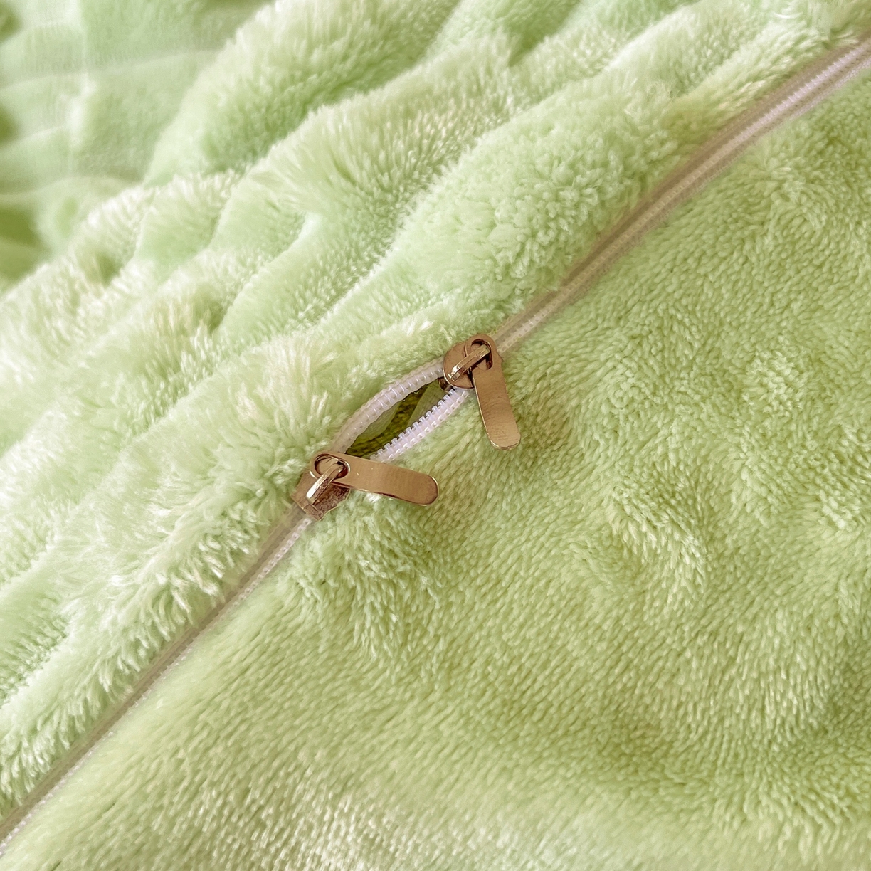 91家纺网 家纺一手货源 找家纺 爱彼家纺 2025新款糖果色兔兔绒套件秋冬加厚牛奶绒四件套-场景二 果绿绿