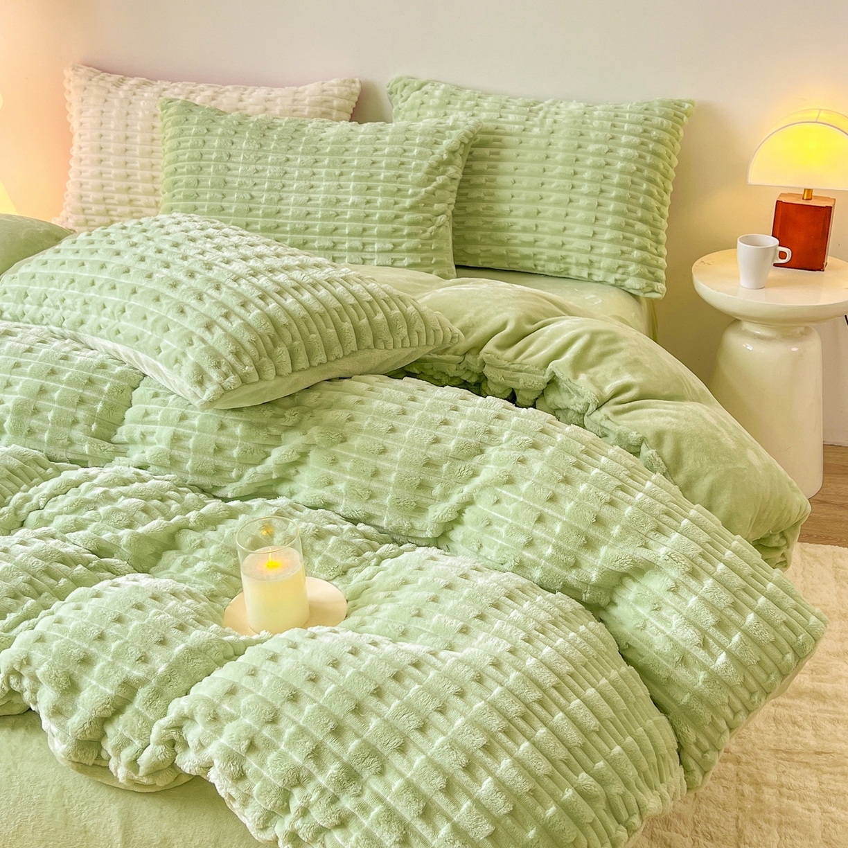 91家纺网 家纺一手货源 找家纺 爱彼家纺 2025新款糖果色兔兔绒套件秋冬加厚牛奶绒四件套-场景二 果绿绿