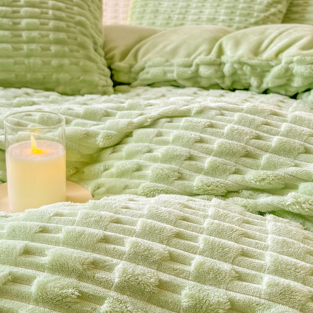 91家纺网 家纺一手货源 找家纺 爱彼家纺 2025新款糖果色兔兔绒套件秋冬加厚牛奶绒四件套-场景二 果绿绿