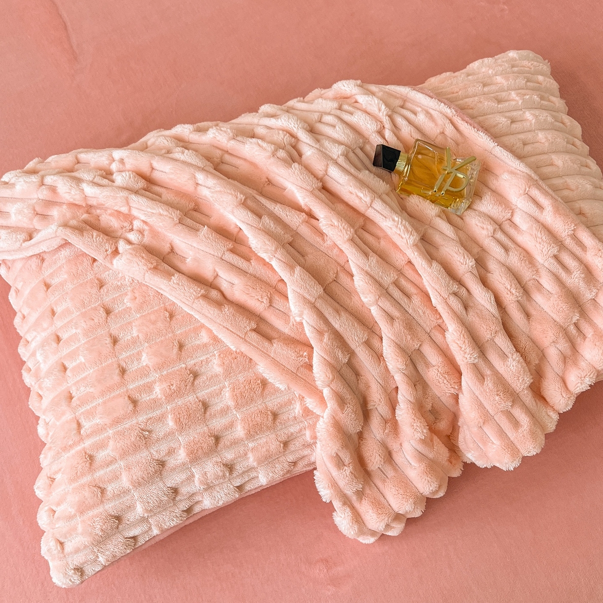 91家纺网 家纺一手货源 找家纺 爱彼家纺 2025新款糖果色兔兔绒套件秋冬加厚牛奶绒四件套-场景二 桃粉粉