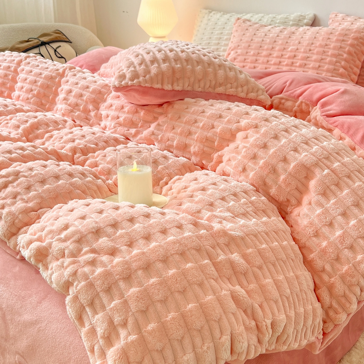 91家纺网 家纺一手货源 找家纺 爱彼家纺 2025新款糖果色兔兔绒套件秋冬加厚牛奶绒四件套-场景二 桃粉粉