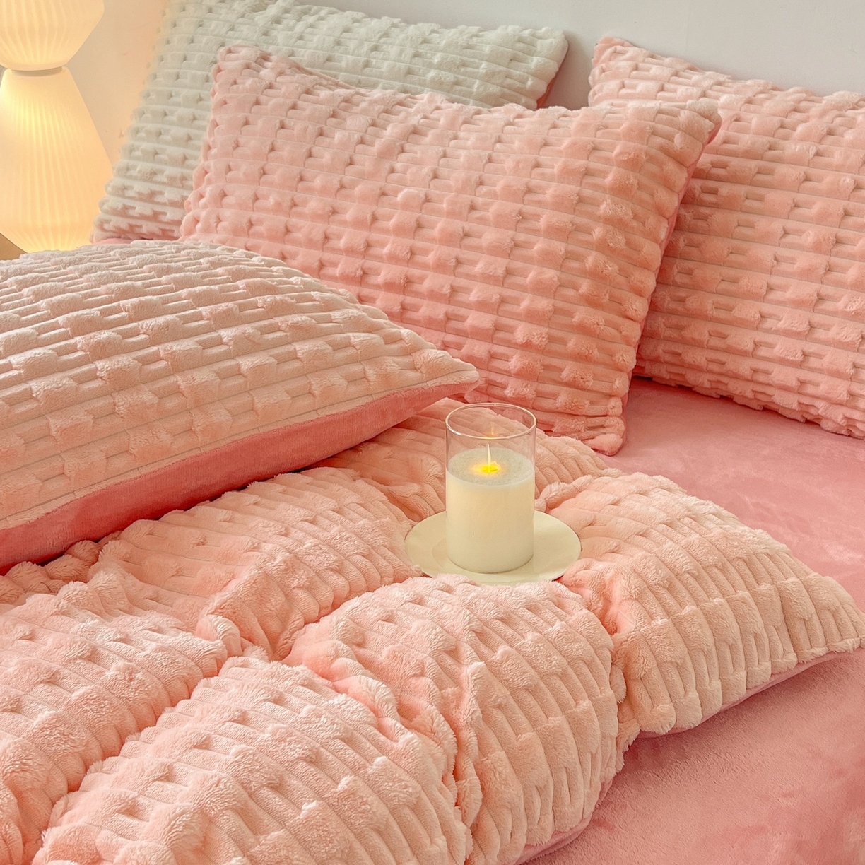 91家纺网 家纺一手货源 找家纺 爱彼家纺 2025新款糖果色兔兔绒套件秋冬加厚牛奶绒四件套-场景二 桃粉粉