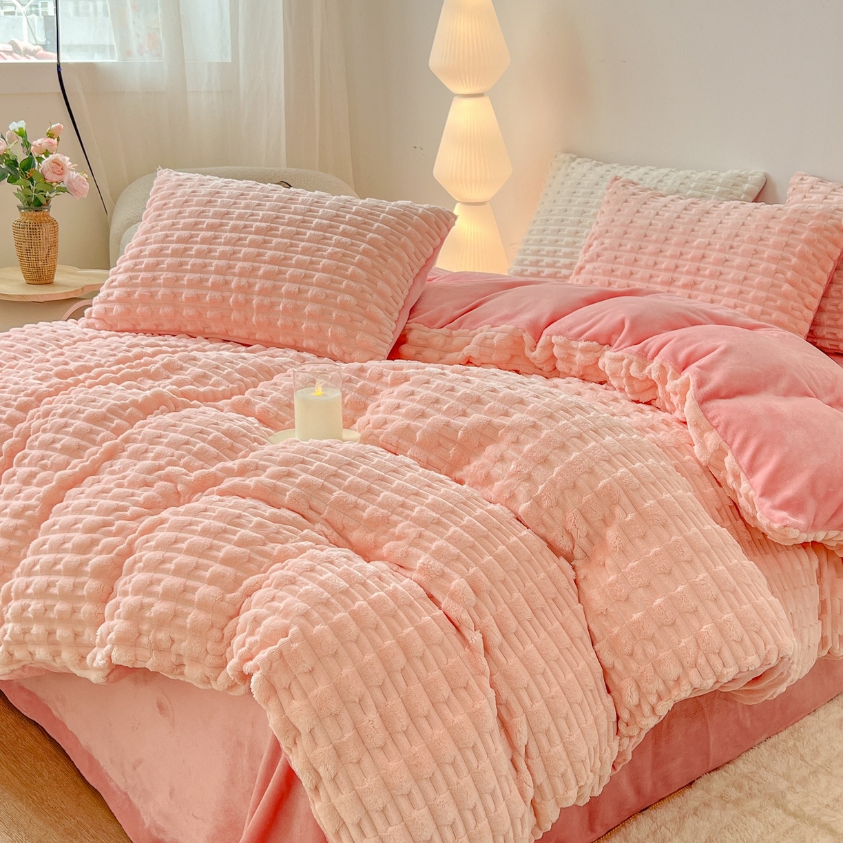 91家纺网 家纺一手货源 找家纺 爱彼家纺 2025新款糖果色兔兔绒套件秋冬加厚牛奶绒四件套-场景二 桃粉粉