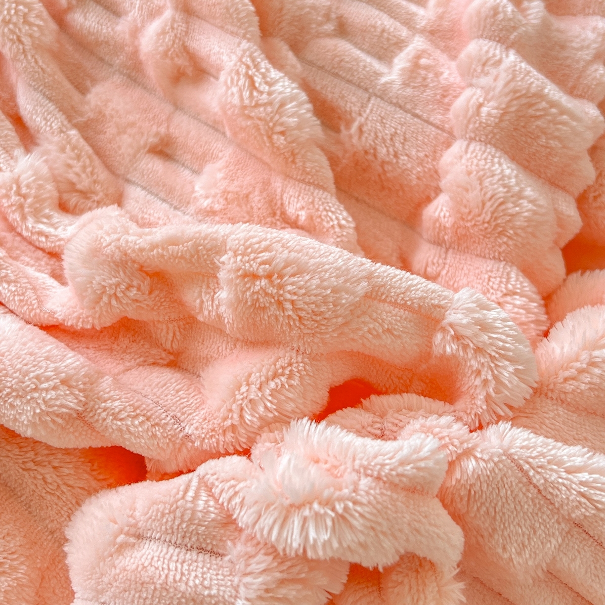 91家纺网 家纺一手货源 找家纺 爱彼家纺 2025新款糖果色兔兔绒套件秋冬加厚牛奶绒四件套-场景二 桃粉粉