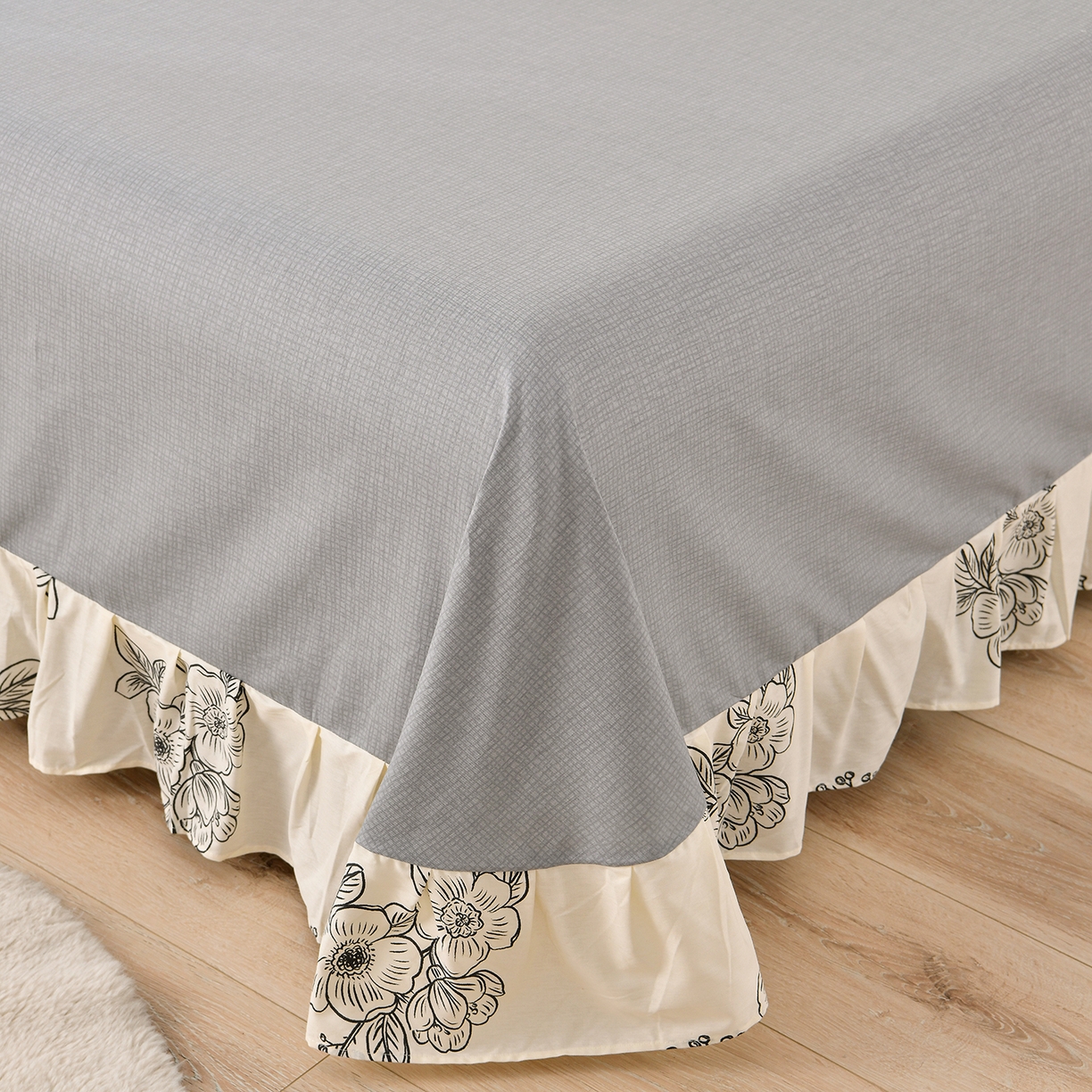 91家纺网 家纺一手货源 找家纺 绘萱家居 2025新款100%全棉床裙款斜纹印花四件套 赫本之风